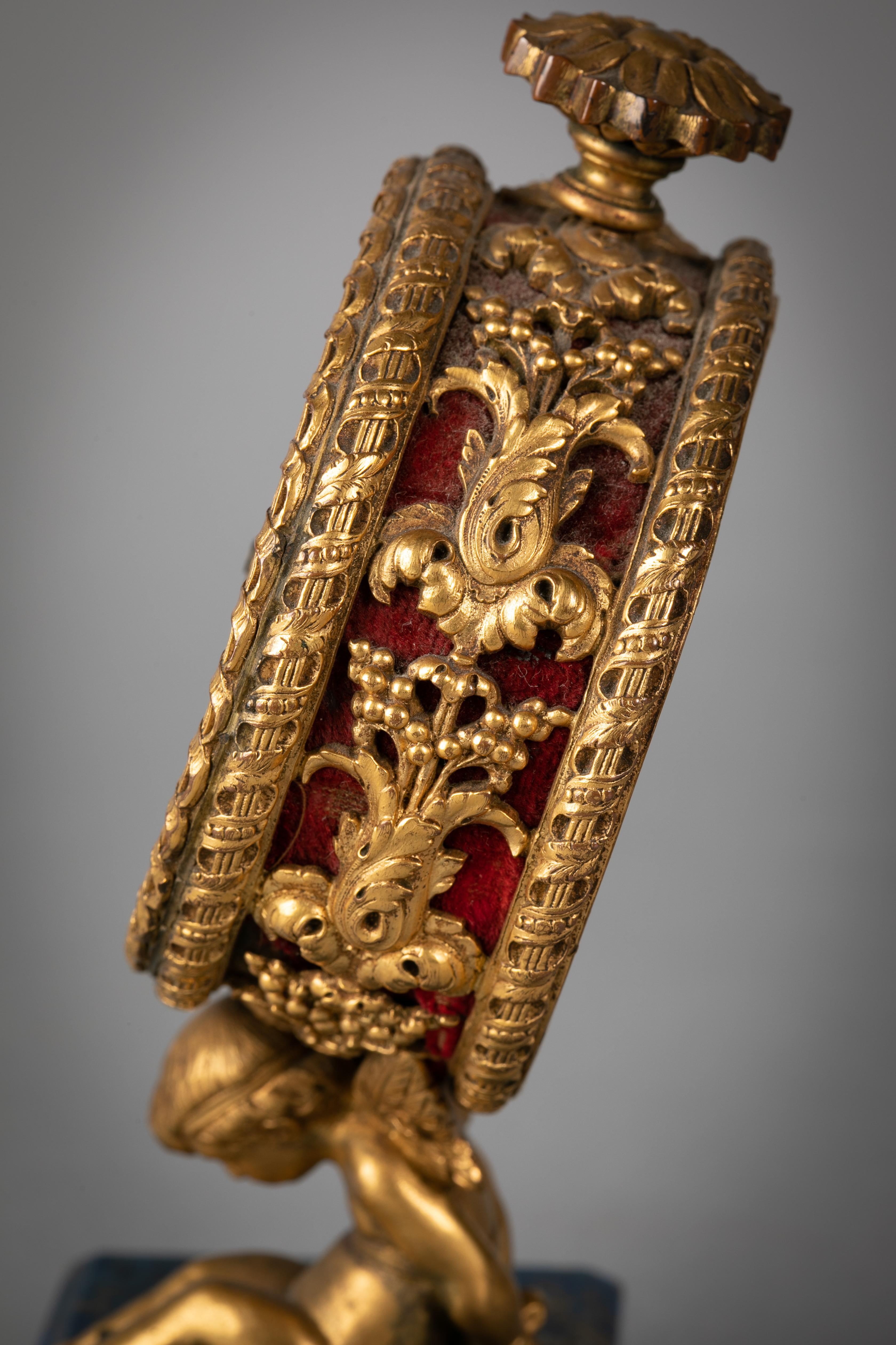 Figurale Tischuhr aus Bronze und Lapislazuli, E.F. Caldwell, um 1900 (Frühes 20. Jahrhundert) im Angebot