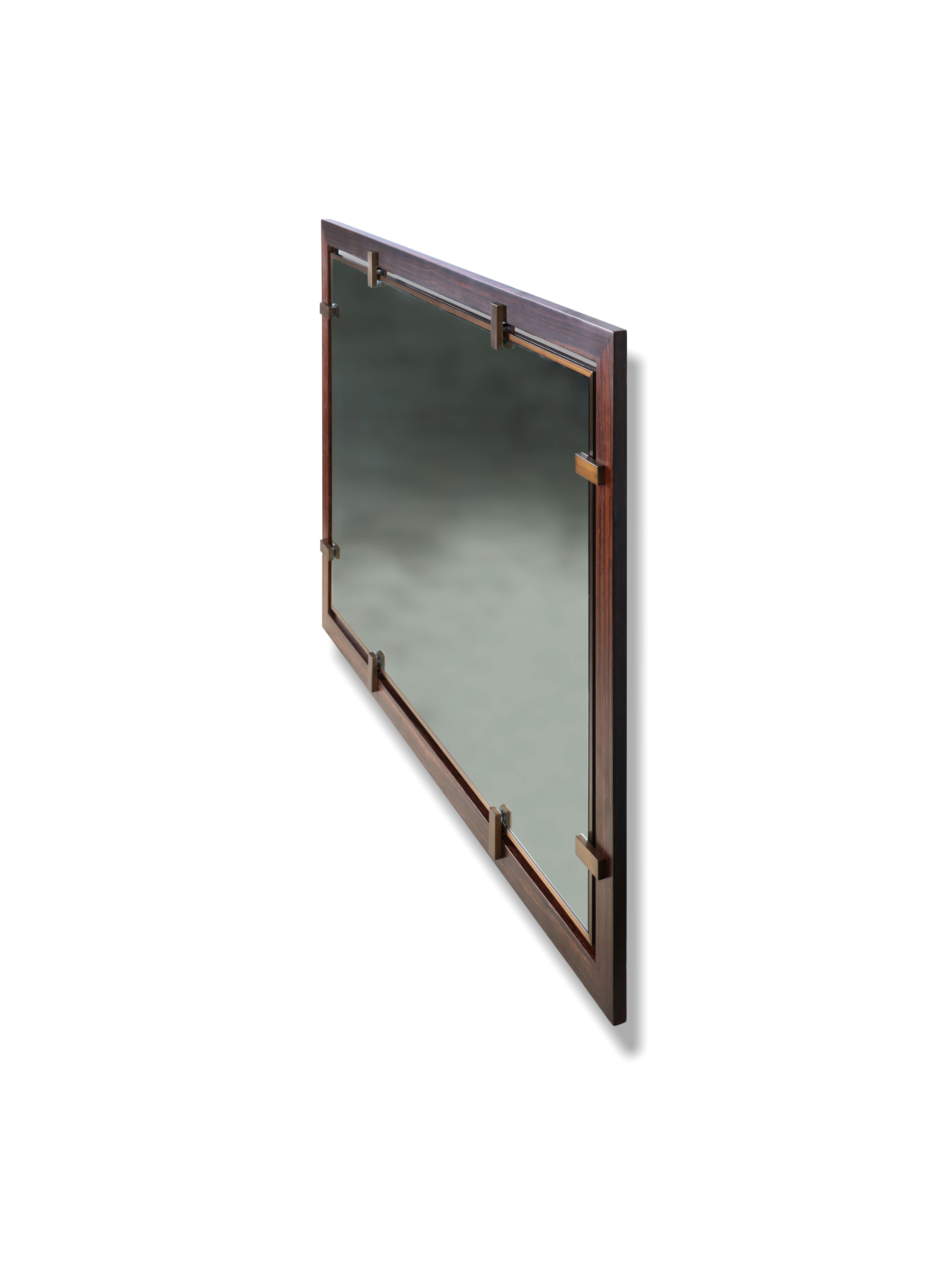 Der Spiegel Marco besteht aus einem schwebenden Glas mit Bronzebeschlägen. Abgebildet in Makassar-Ebenholz. Kann auf Bestellung in der Größe, Form, dem Material und der Ausführung Ihrer Wahl und auch als Bodenspiegel hergestellt werden. Erhältlich
