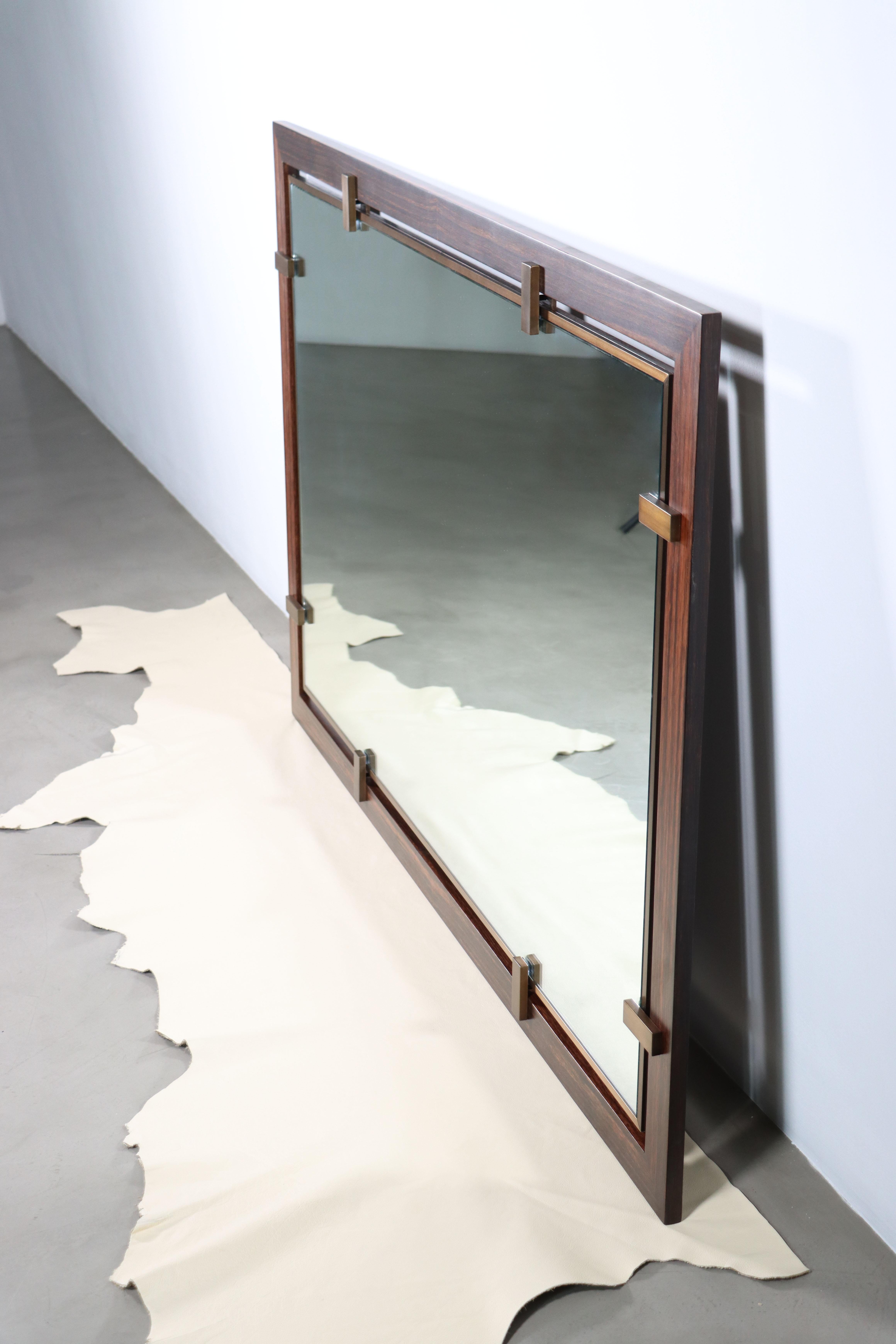 Moderner Wandspiegel aus Bronze und Makassar-Ebenholz mit schwebendem Rahmen von Costantini, Marco im Angebot 3
