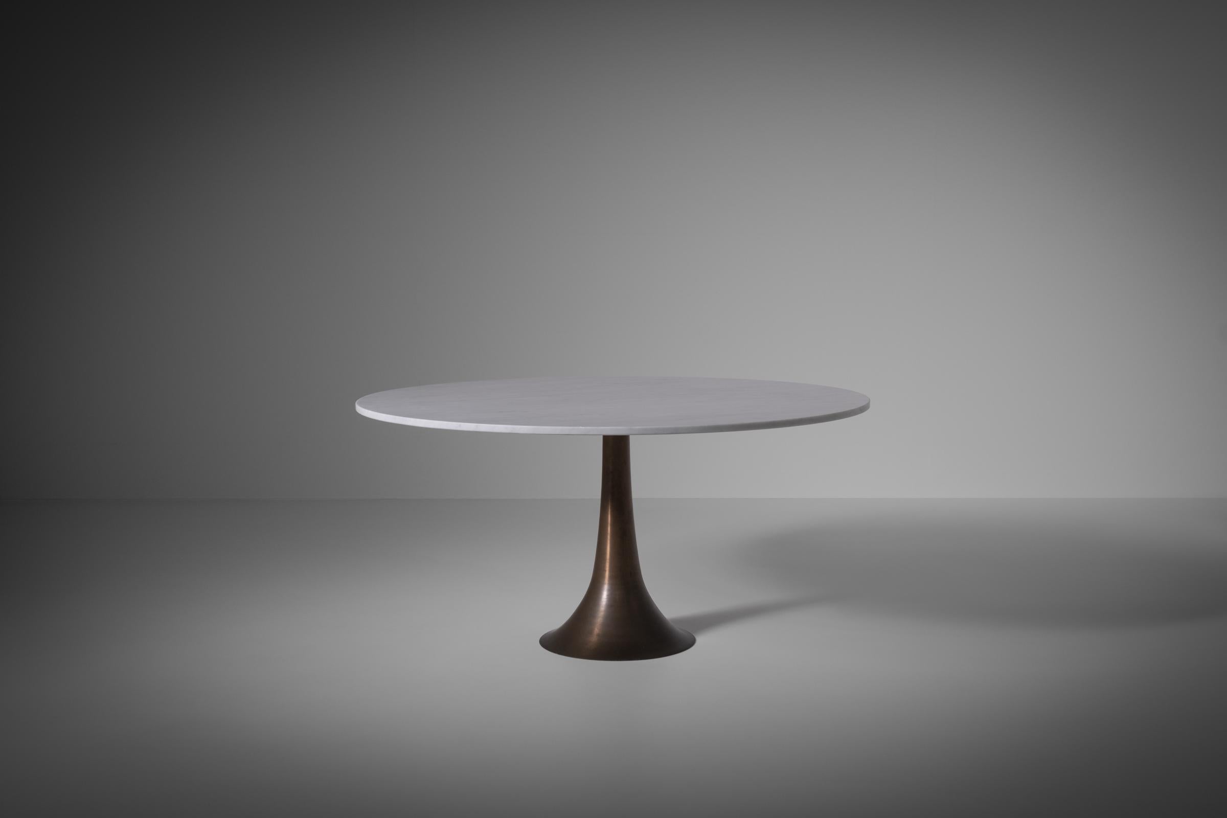Sculptural dining table mod. 302 by Angelo Mangiarotti For Bernini, Italy 1959. Beautiful design consisting of a stunning large Carrara marble top on a refined cast bronze trumpet base, manufactured by the Battaglia foundry in Milan. The marble used