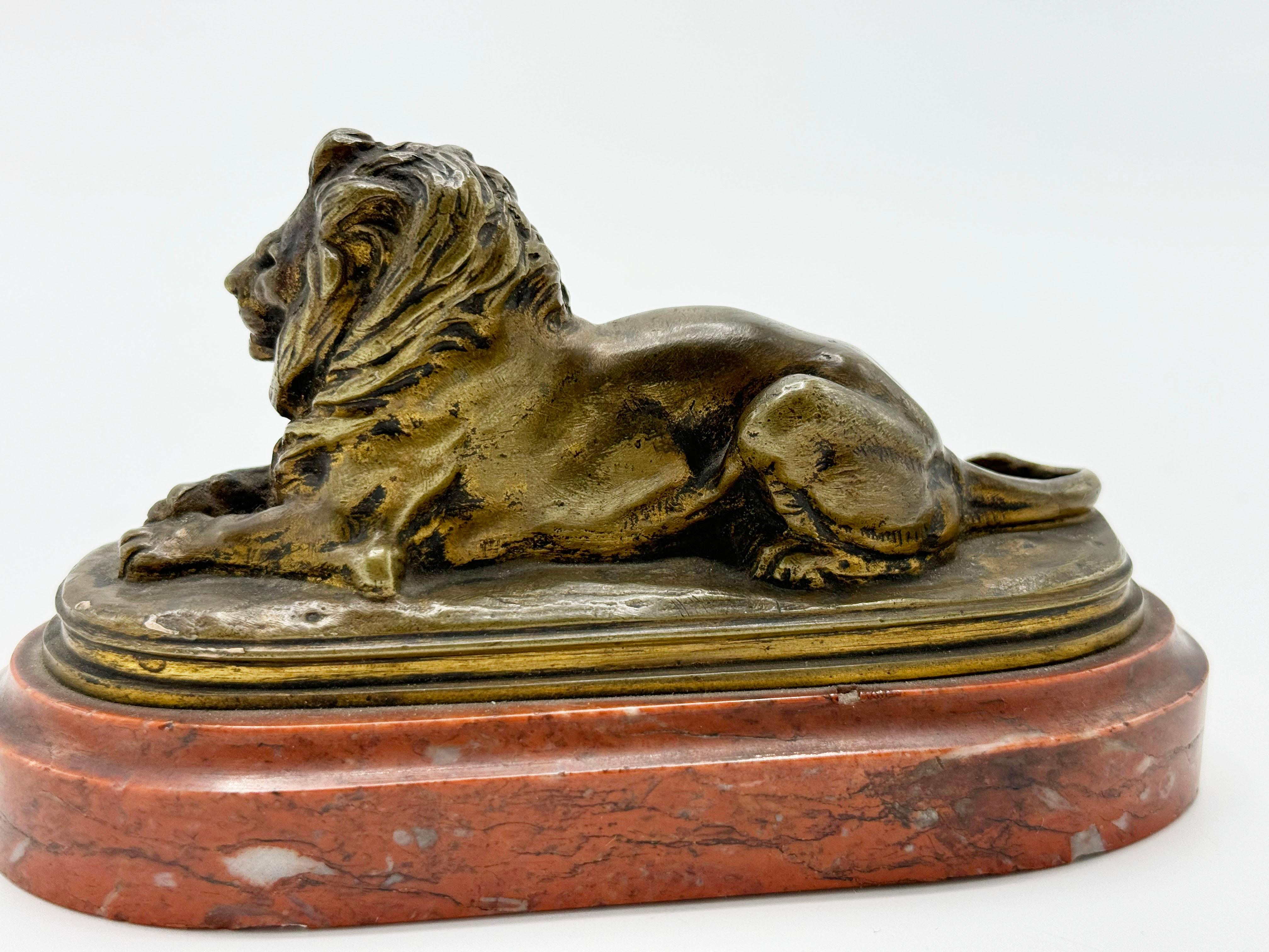 Figura di leone in bronzo e marmo francese di Paul ÈDUARD DELABRIÉRRE. 