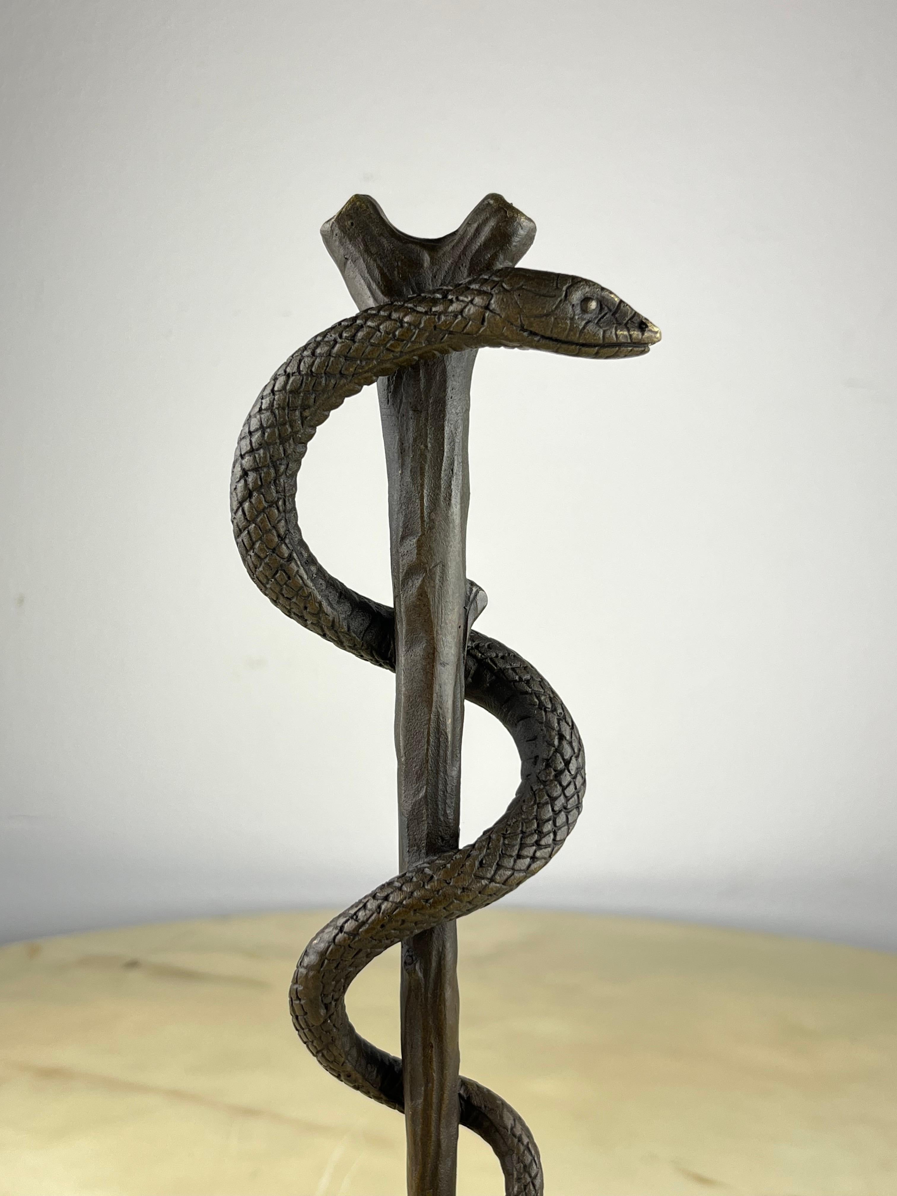Äskulapstab aus Bronze und Marmor, Frankreich, 1990er Jahre
Es ist ein altgriechisches Symbol, das mit der Medizin in Verbindung gebracht wird. Sie besteht aus einer Schlange, die um einen Stab gewickelt ist. Sie symbolisiert die Gesundheitskünste,