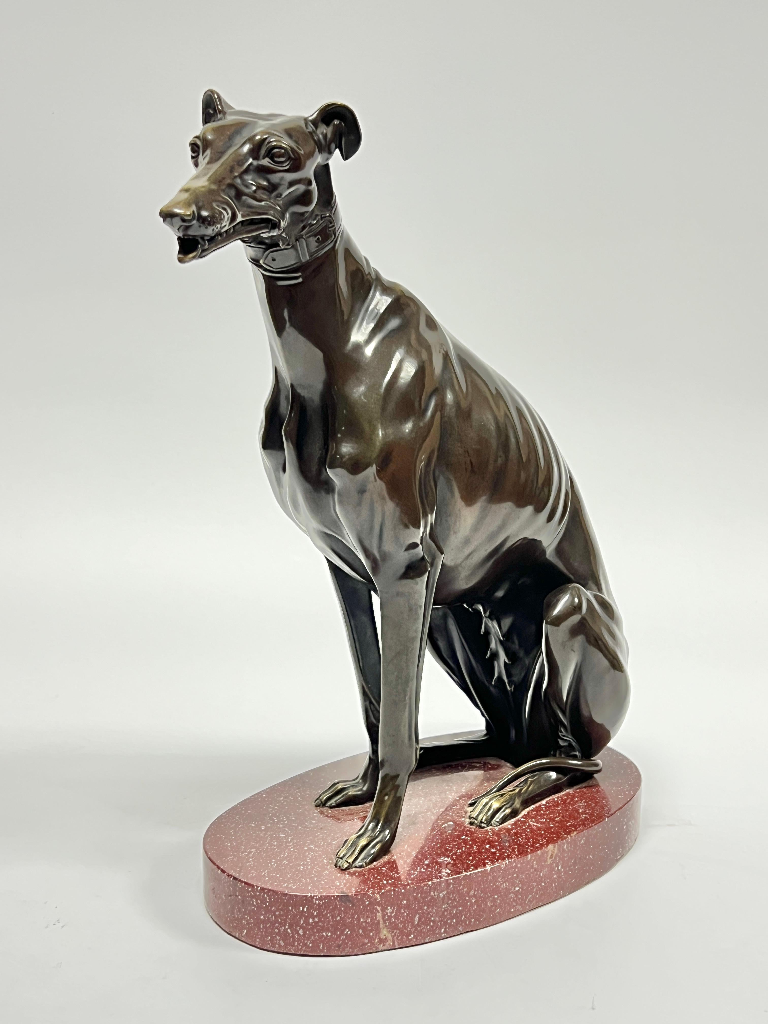Patinato Scultura in bronzo e marmo raffigurante un cane Whippet o Levriero seduto in vendita