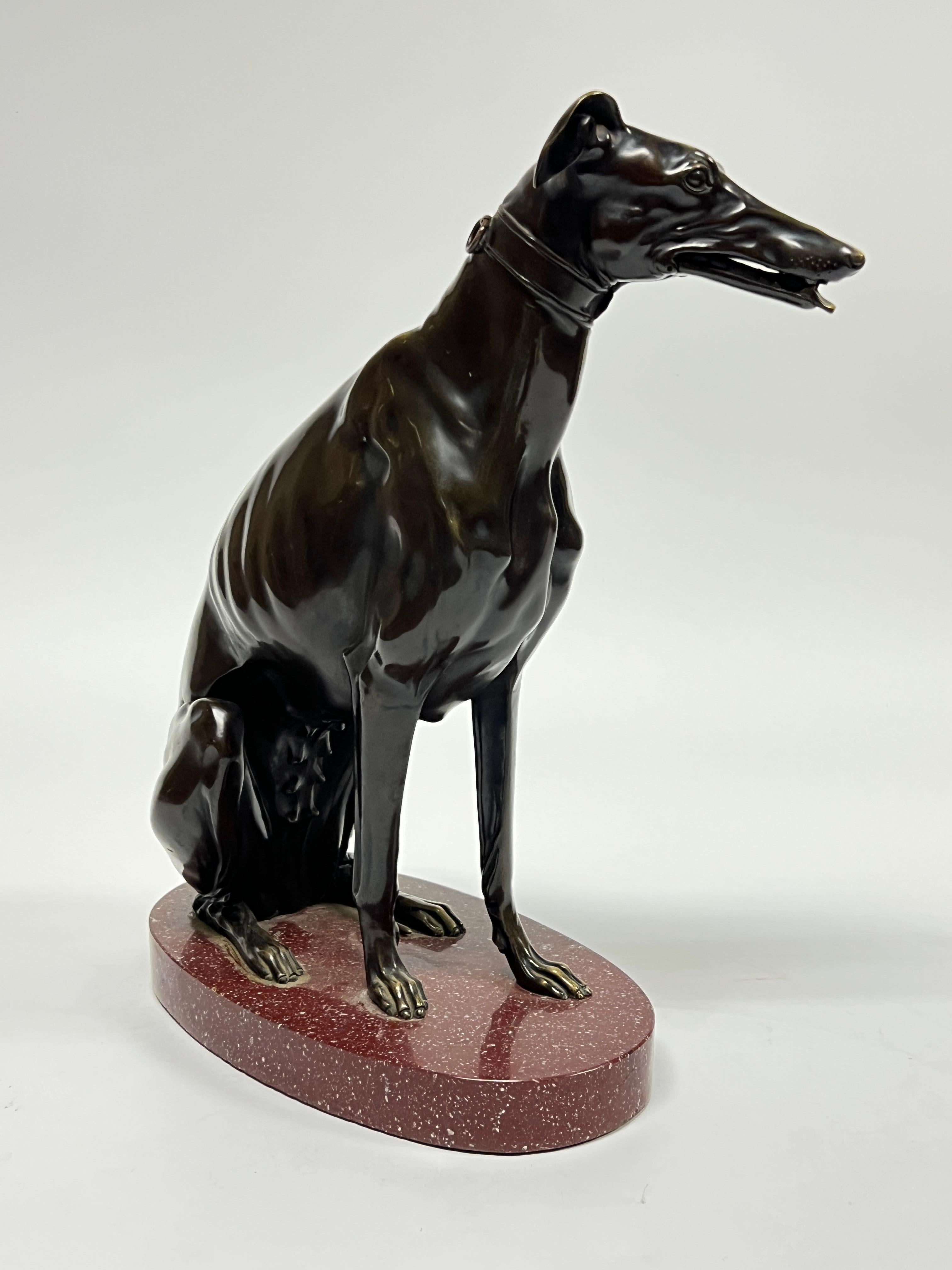 XX secolo Scultura in bronzo e marmo raffigurante un cane Whippet o Levriero seduto in vendita
