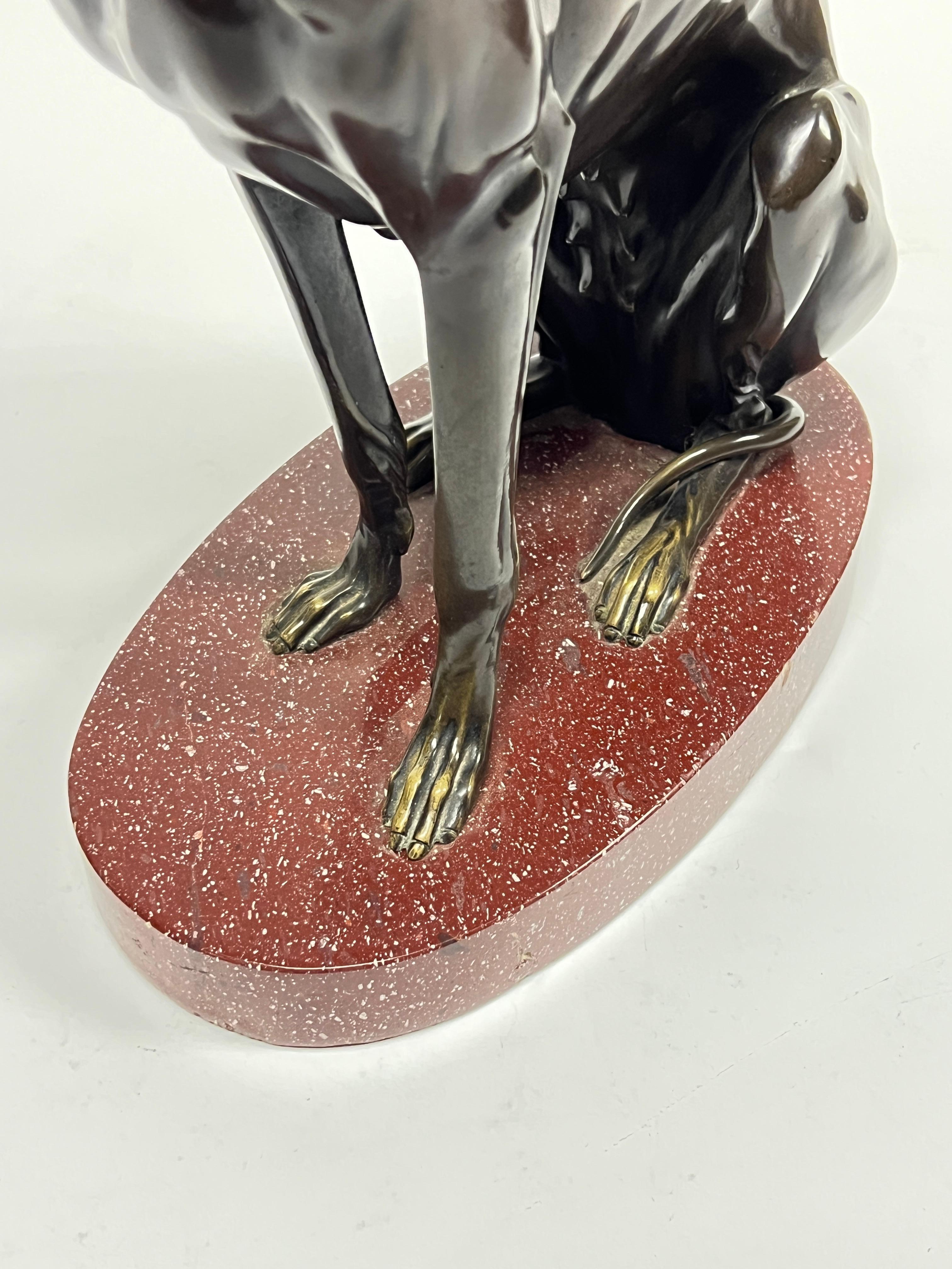 Scultura in bronzo e marmo raffigurante un cane Whippet o Levriero seduto in vendita 3