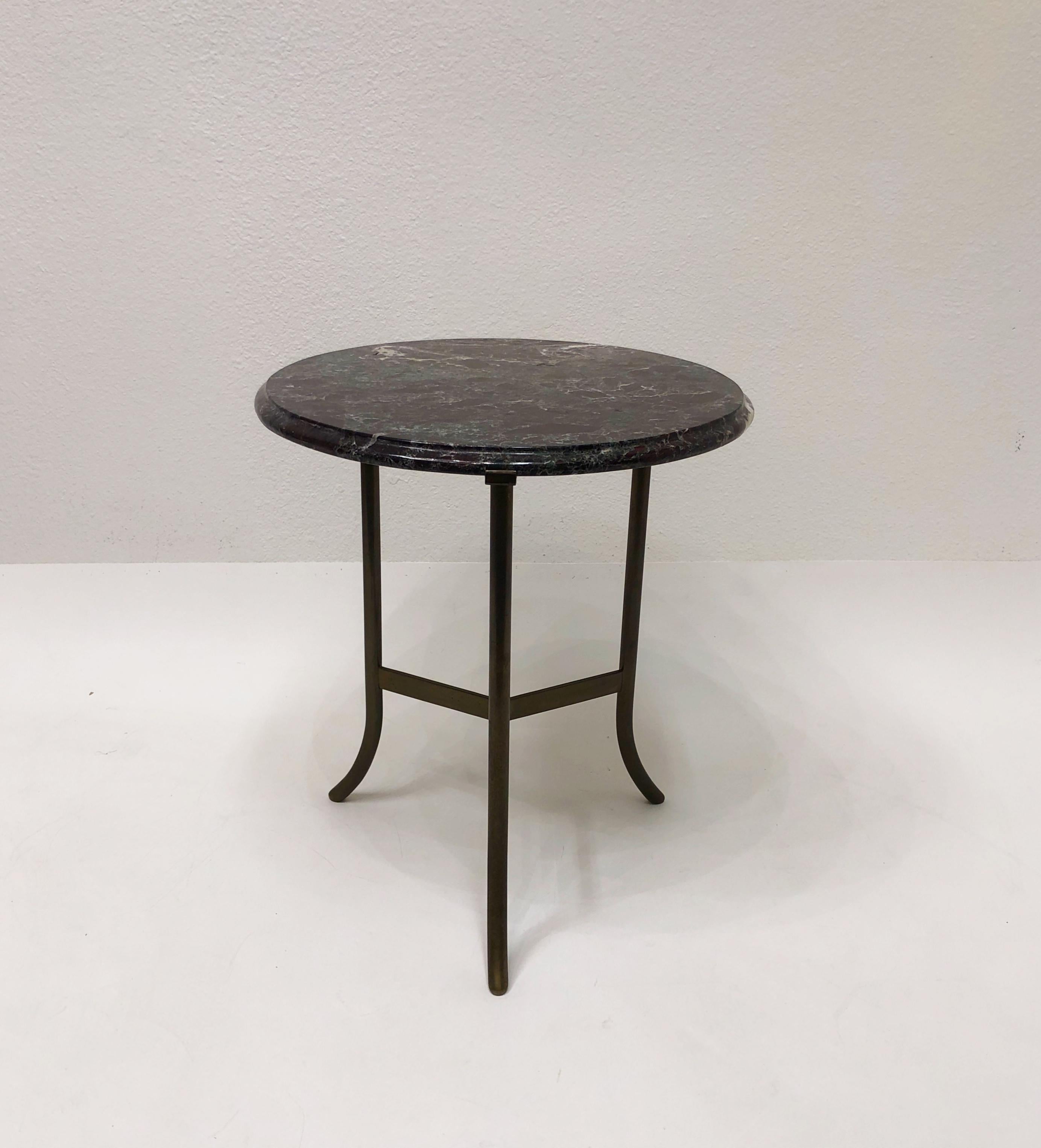 Magnifique table d'appoint des années 1970 en bronze vieilli et bordeaux foncé avec des tons verts, à la manière de Cedric Hartman. 
En état original. Le dessus semble avoir été réparé par un professionnel (voir les photos de détail).
Mesures :