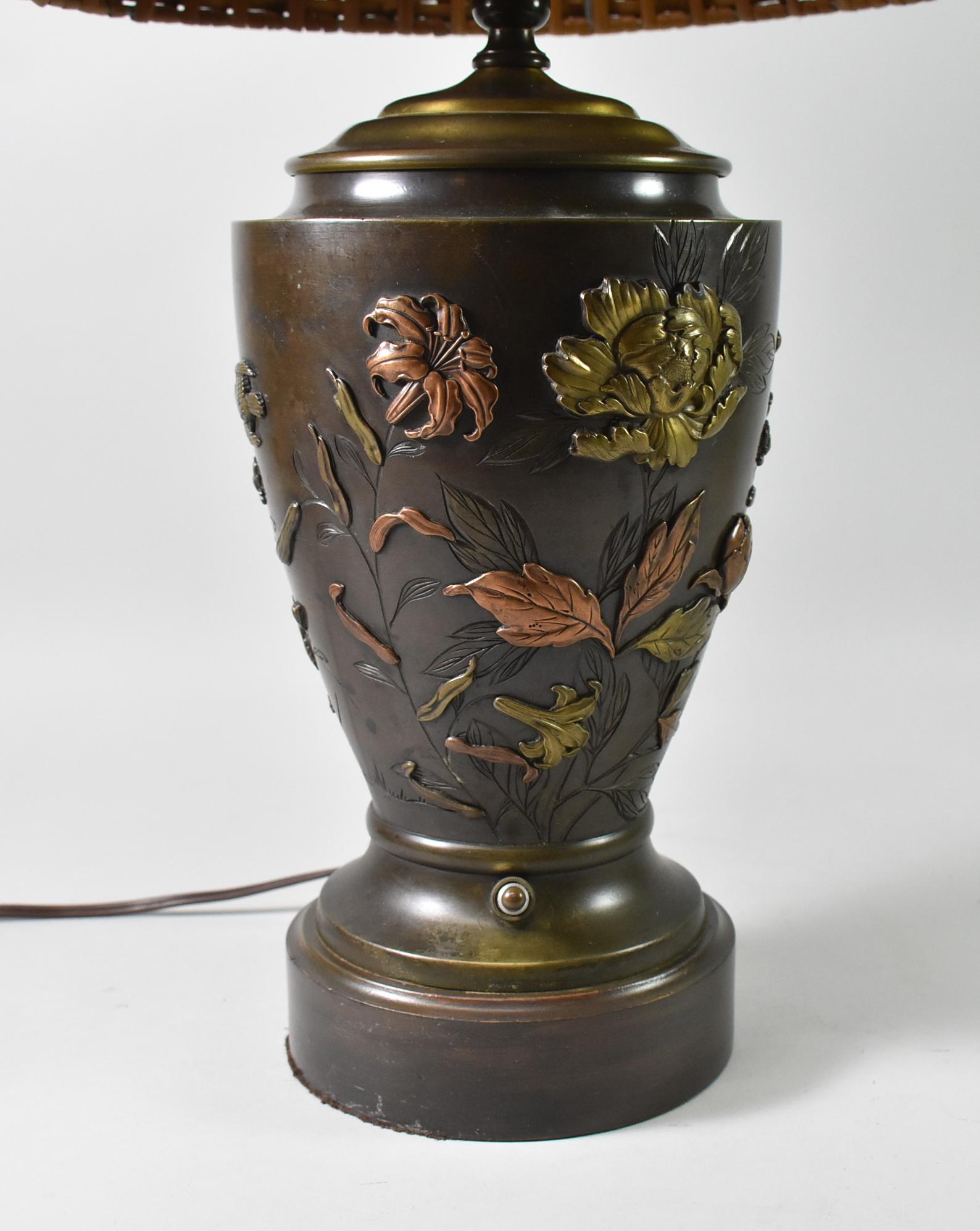 Japanische Lampe aus Bronze und gemischtem Metall mit Blumenmuster, 1910. Wunderschön mit Blumen und Vögeln dekoriert. Ein Drehschalter an der Basis. Schirm nicht enthalten 23 1/2