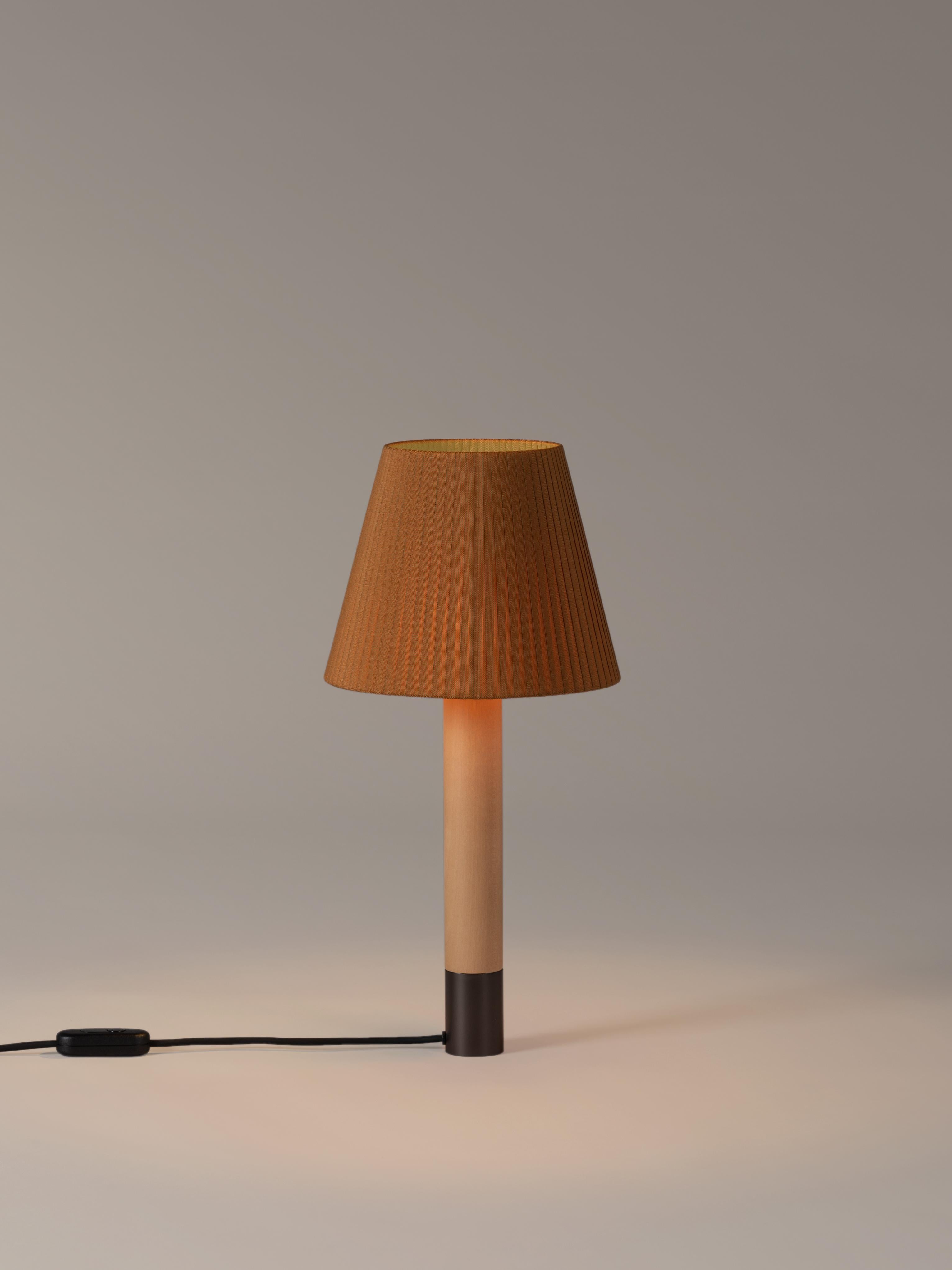 Bronze and Mustard Básica M1 table lamp by Santiago Roqueta, Santa & Cole.
Dimensions: D 25 x H 52 cm
Materials: Bronze, birch wood, ribbon.
Available in other shade colors and with or without the stabilizing disc.
Available in nickel or