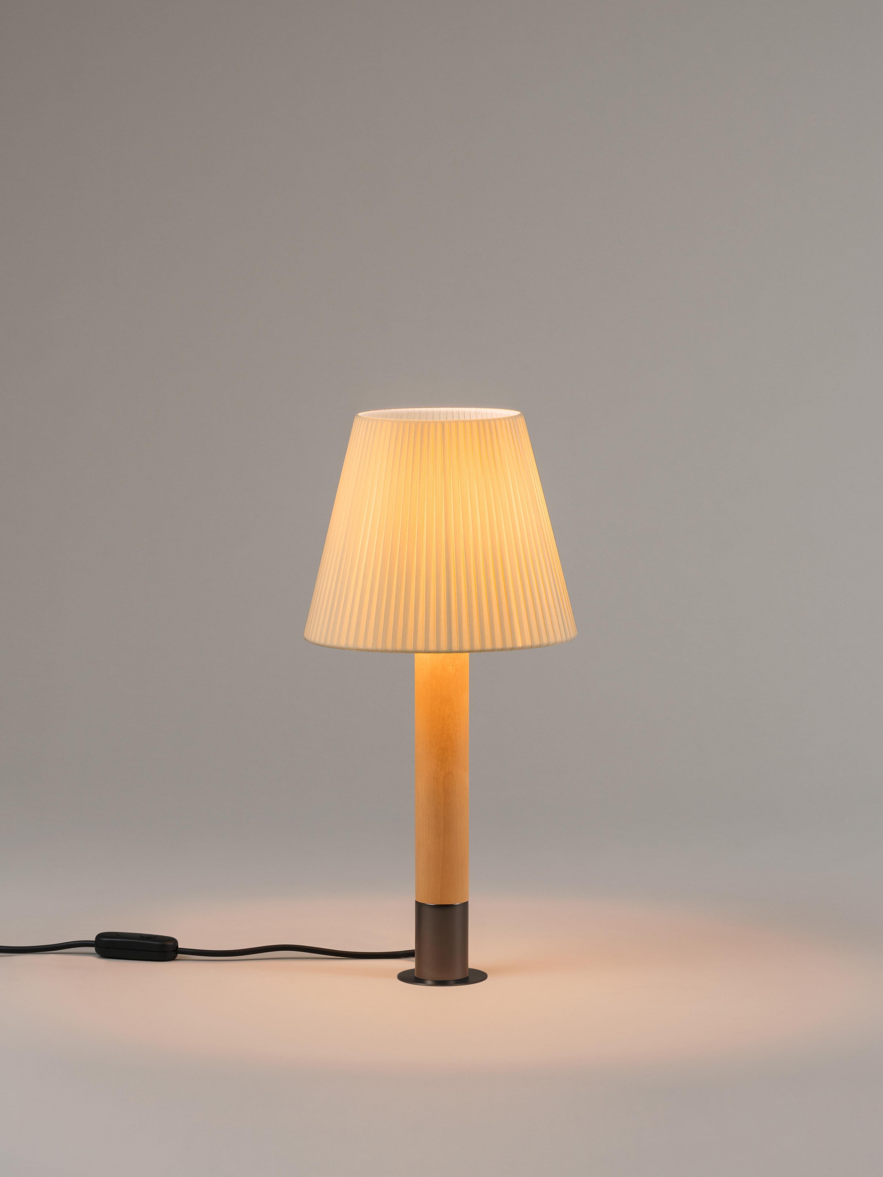 Bronze and Natural Básica M1 table lamp by Santiago Roqueta, Santa & Cole
Dimensions: D 25 x H 52 cm
Materials: Bronze, birch wood, ribbon.
Available in other shade colors and with or without the stabilizing disc.
Available in nickel or