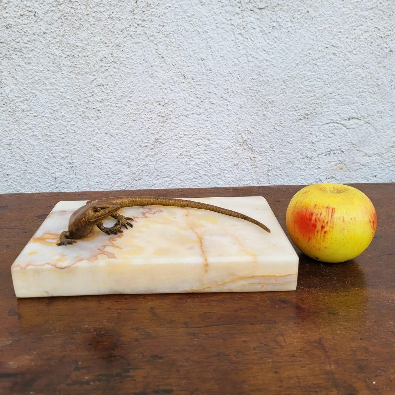 Lucertola di bronzo, come se si esponesse ai raggi del sole, su una base di onice

È necessario notare i bellissimi dettagli nella realizzazione della lucertola, la finezza degli artigli, la lavorazione della pelle in un risultato estremamente