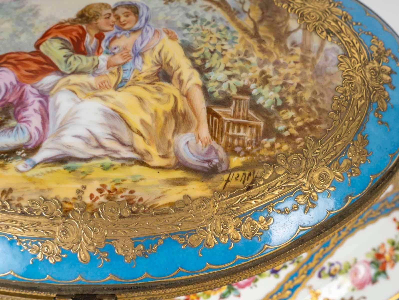 Bronze and Porcelain Box, Napoleon III Period, 19th Century. In Good Condition For Sale In Saint-Ouen, FR