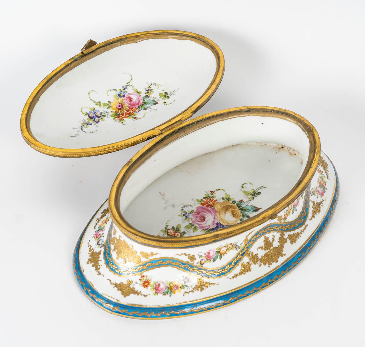 Bronze and Porcelain Box, Napoleon III Period, 19th Century. For Sale 1