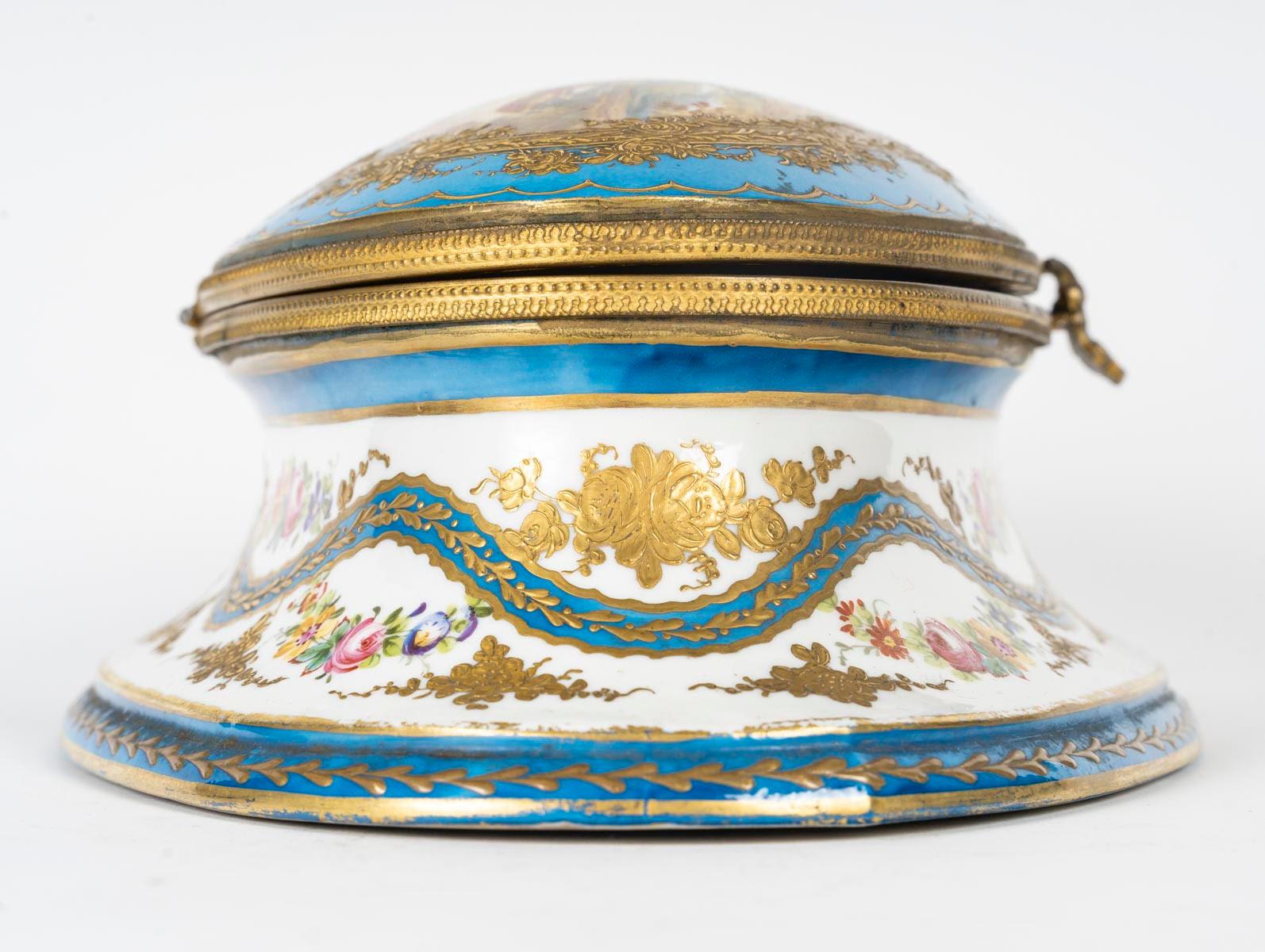Bronze and Porcelain Box, Napoleon III Period, 19th Century. For Sale 2
