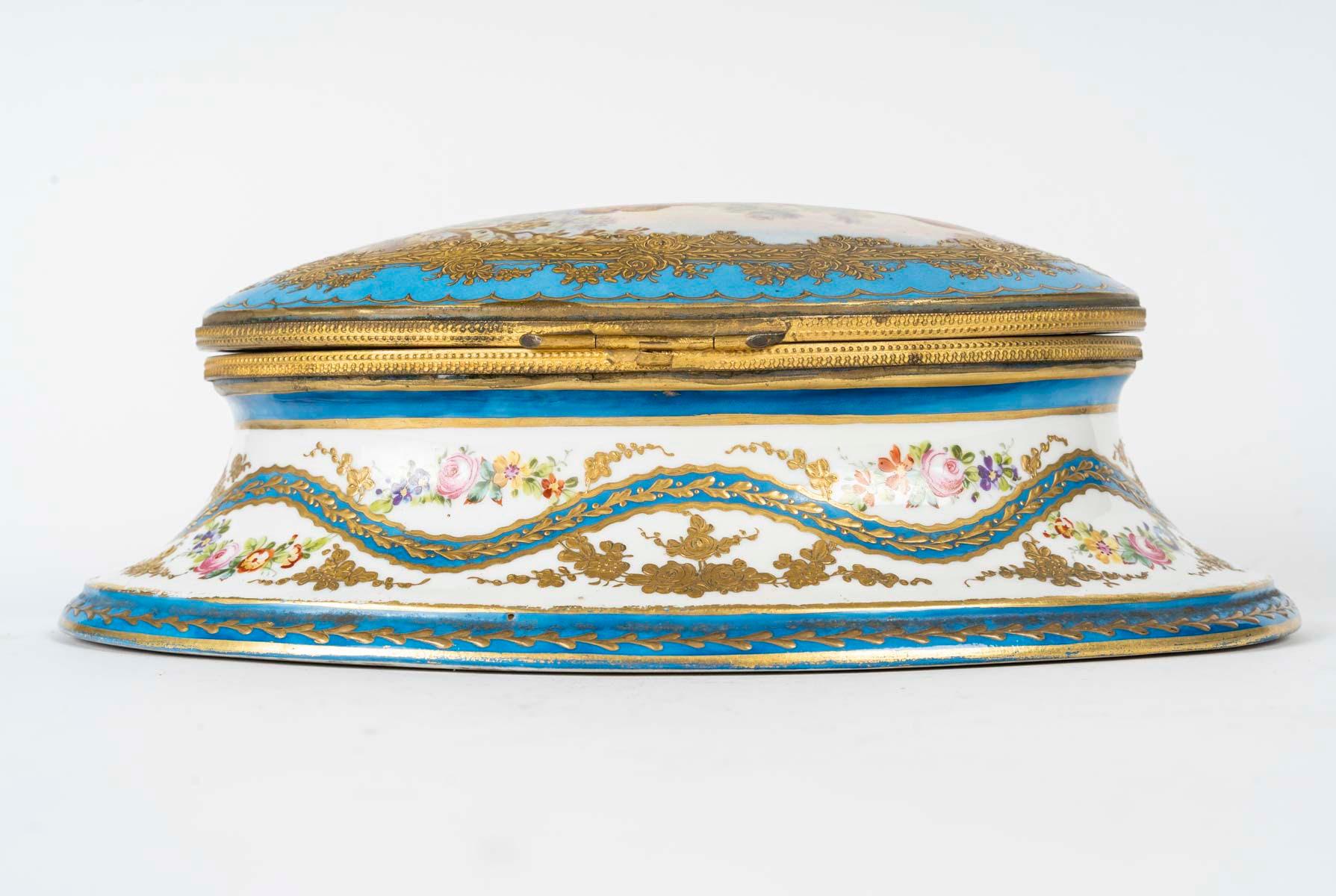 Bronze and Porcelain Box, Napoleon III Period, 19th Century. For Sale 3
