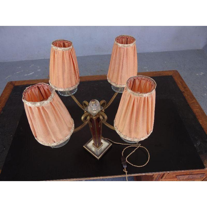 1940 Lampada a 4 luci in bronzo dorato e palissandro. Piedi e coppe in vetro seghettato. Qualità molto buona. Dimensioni altezza 51 cm per un diametro di 42 cm.

Informazioni aggiuntive: 
Materiale: Bronzo
Stile: dagli anni '40 agli anni '60.