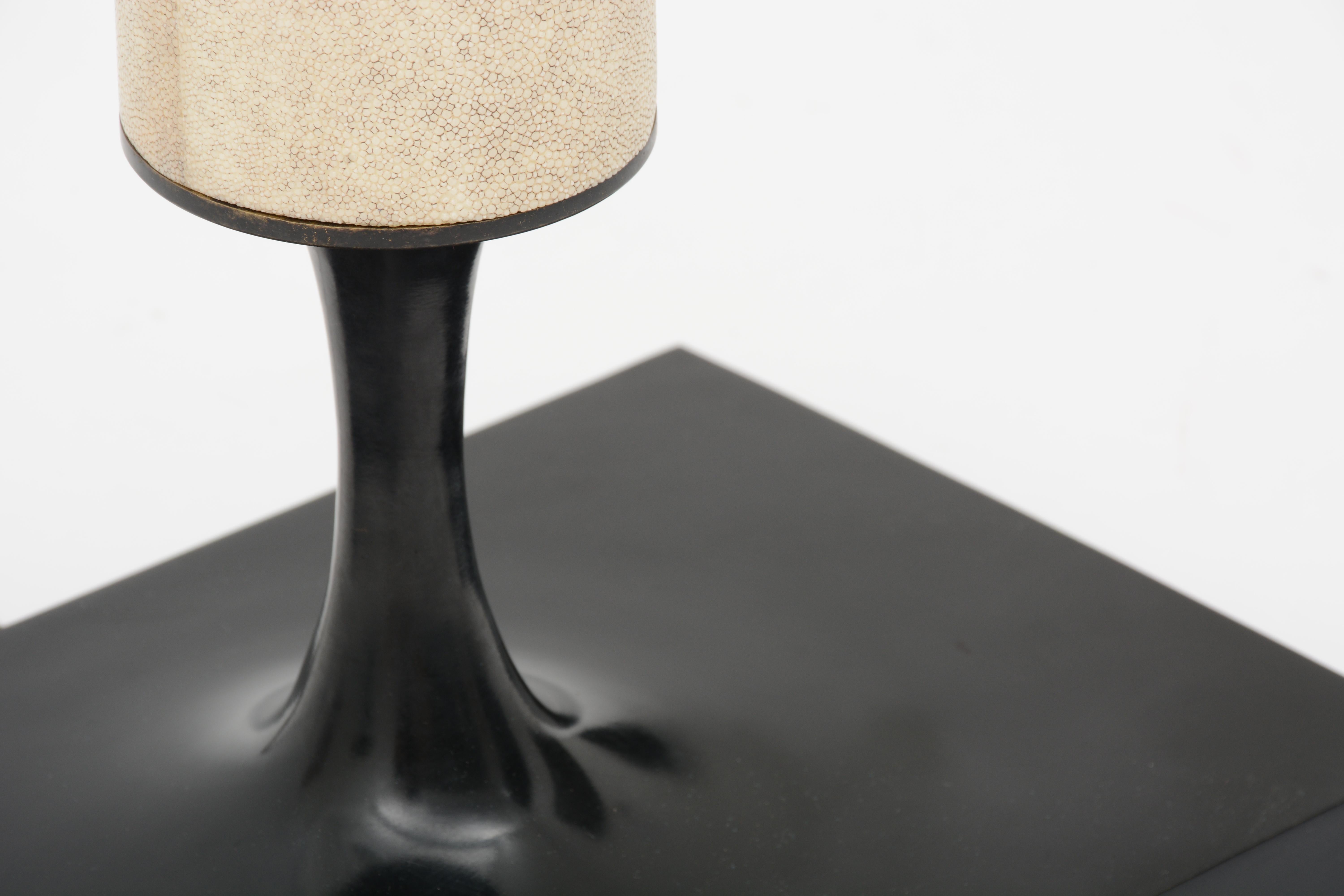 Moderne Lampe de table Jaya - Lampe de bureau en bronze et galuchat par Elan Atelier en vente