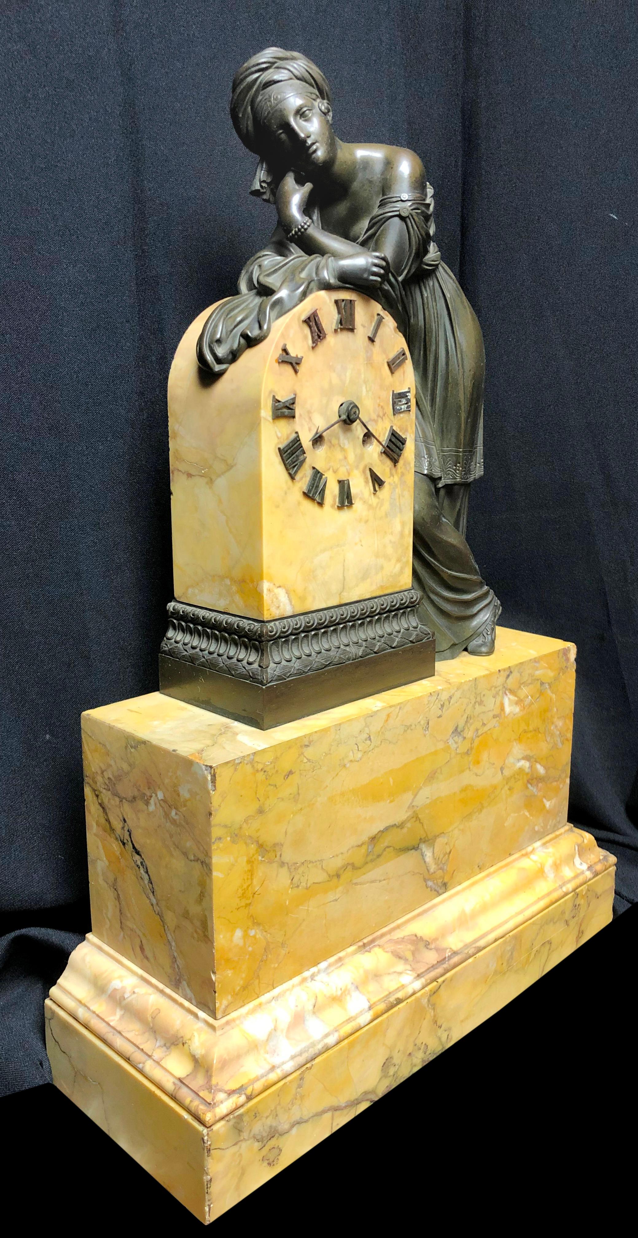 Uhr aus Bronze und Siena-Marmor, Französisch Charles X. (Handgefertigt) im Angebot