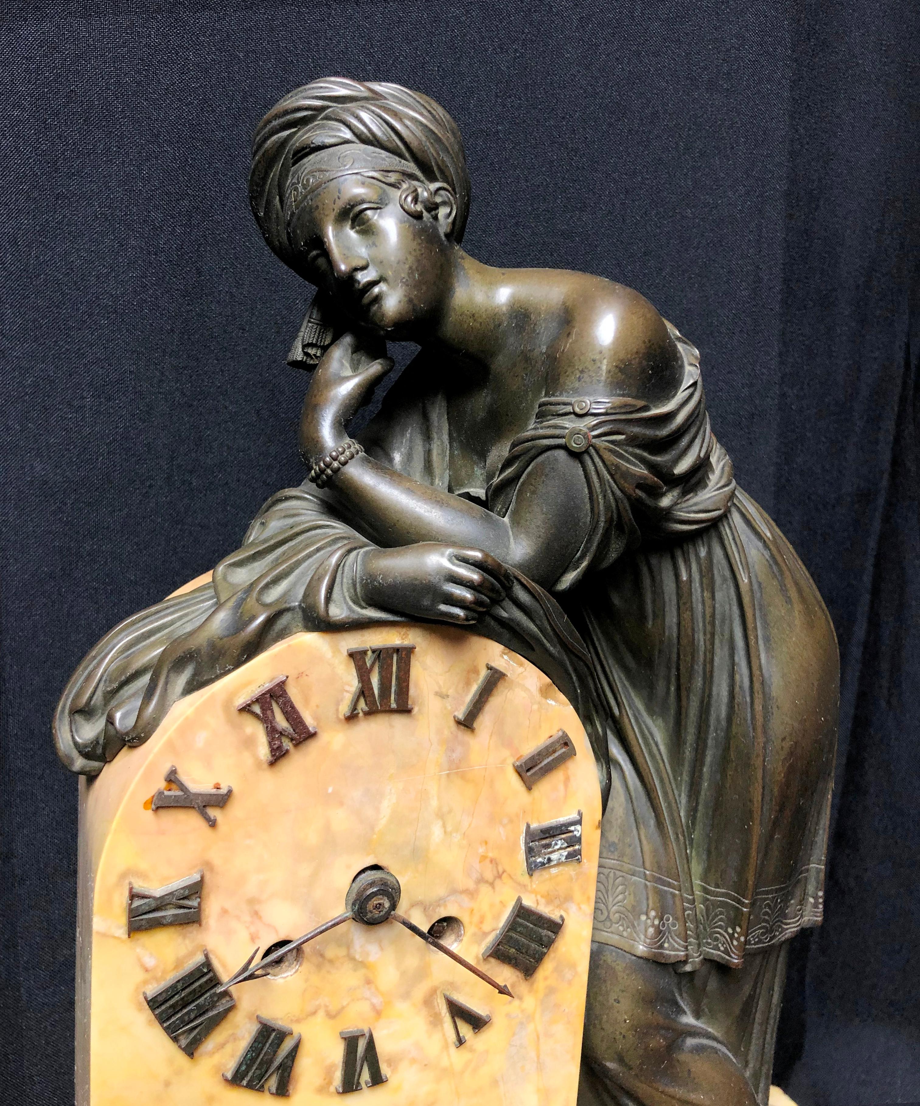 Uhr aus Bronze und Siena-Marmor, Französisch Charles X. (Frühes 19. Jahrhundert) im Angebot
