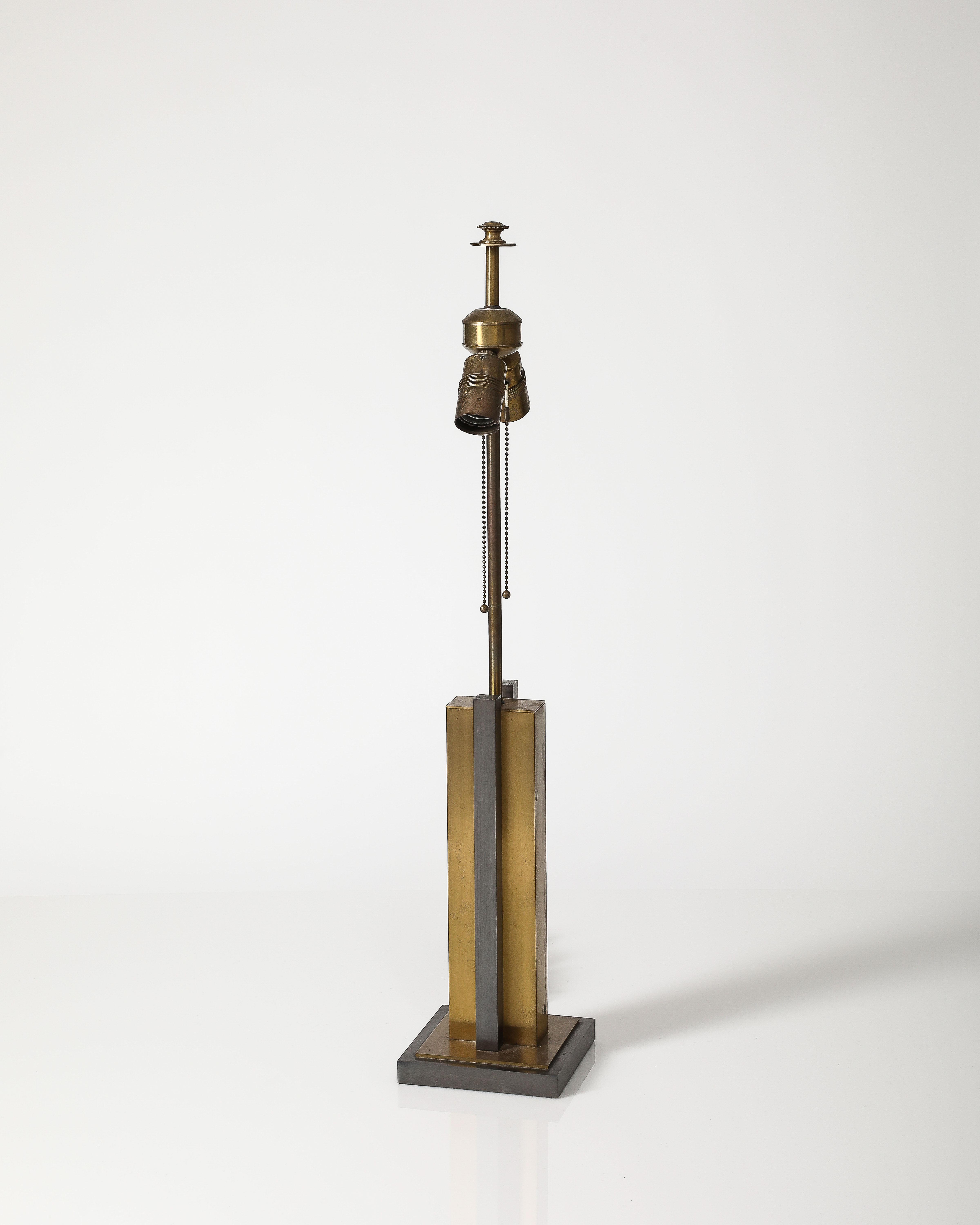 Lámpara de mesa de bronce y acero, Estados Unidos, c. 1980 en Excelente estado para la venta en New York City, NY