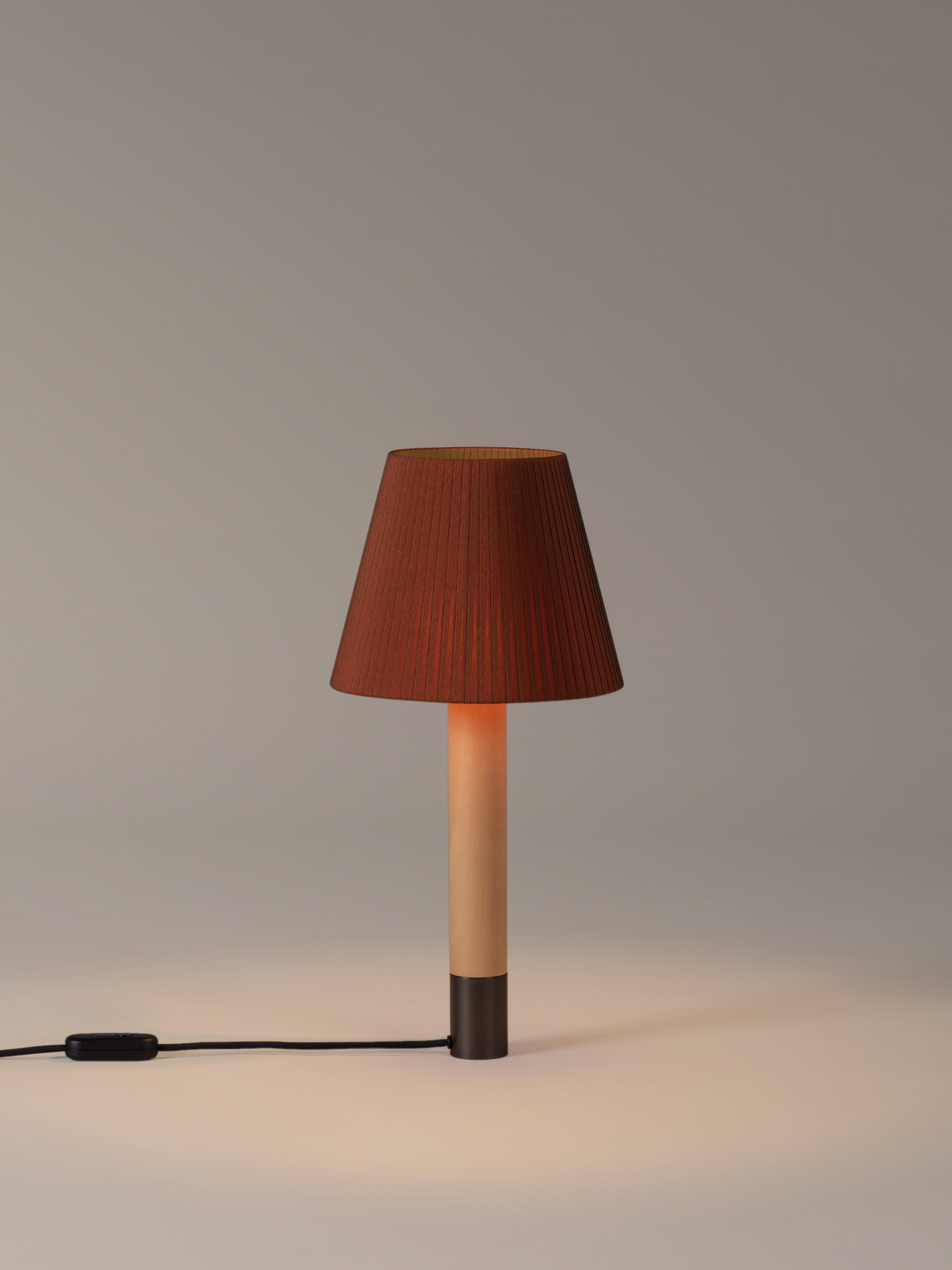 Bronze and Terracotta Básica M1 table lamp by Santiago Roqueta, Santa & Cole
Dimensions: D 25 x H 52 cm
Materials: Bronze, birch wood, ribbon.
Available in other shade colors and with or without the stabilizing disc.
Available in nickel or
