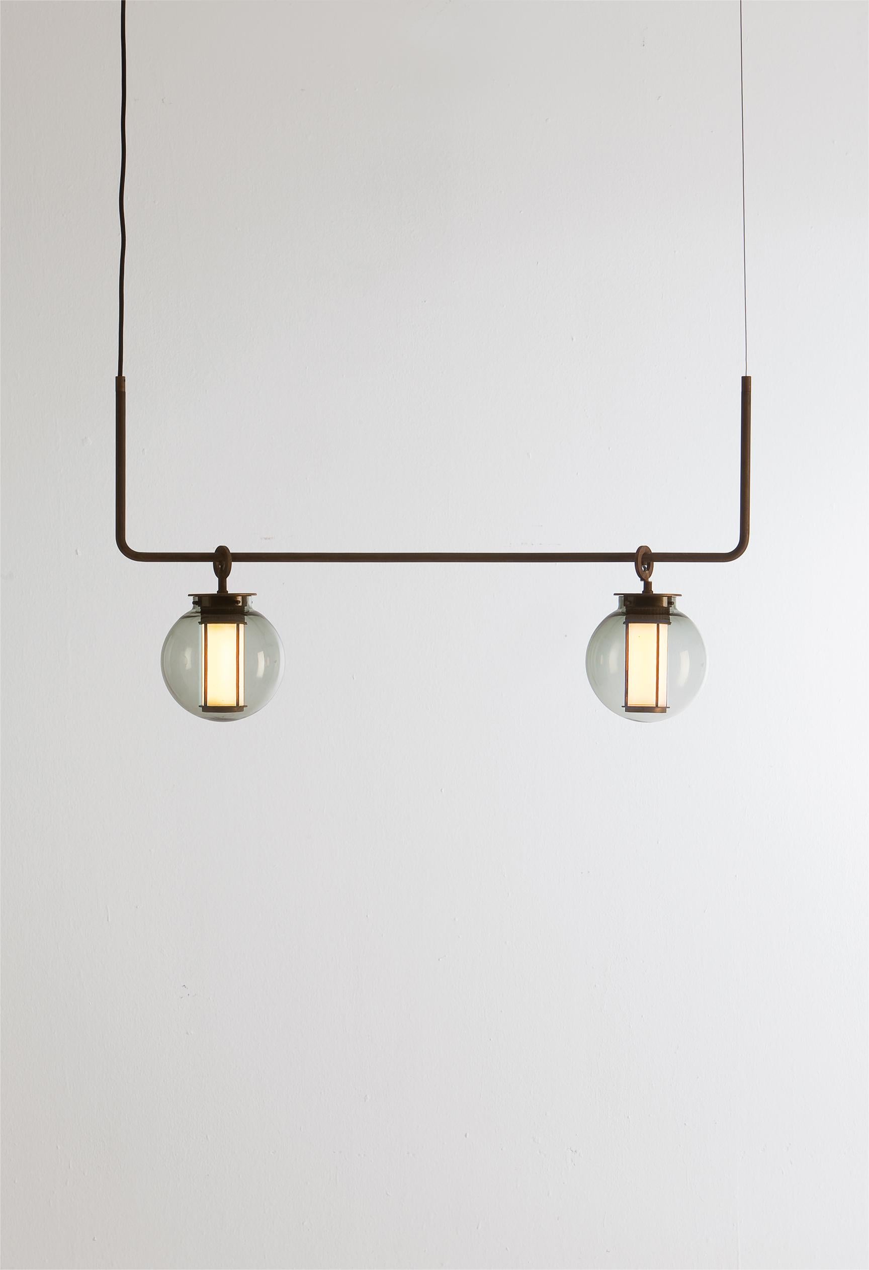 Bronze und transparentes Glas Bai T Kronleuchter II von Parachilna Abmessungen: B 91 x T 20 x H 52 cm 
MATERIALIEN: Bronze, Transparentes Glas.
Gewicht: 4.3 kg
BAI T KRONLEUCHTER II - BRONZE - TRANSPARENTER GLASDIFFUSOR

Über uns: Sie haben ihren