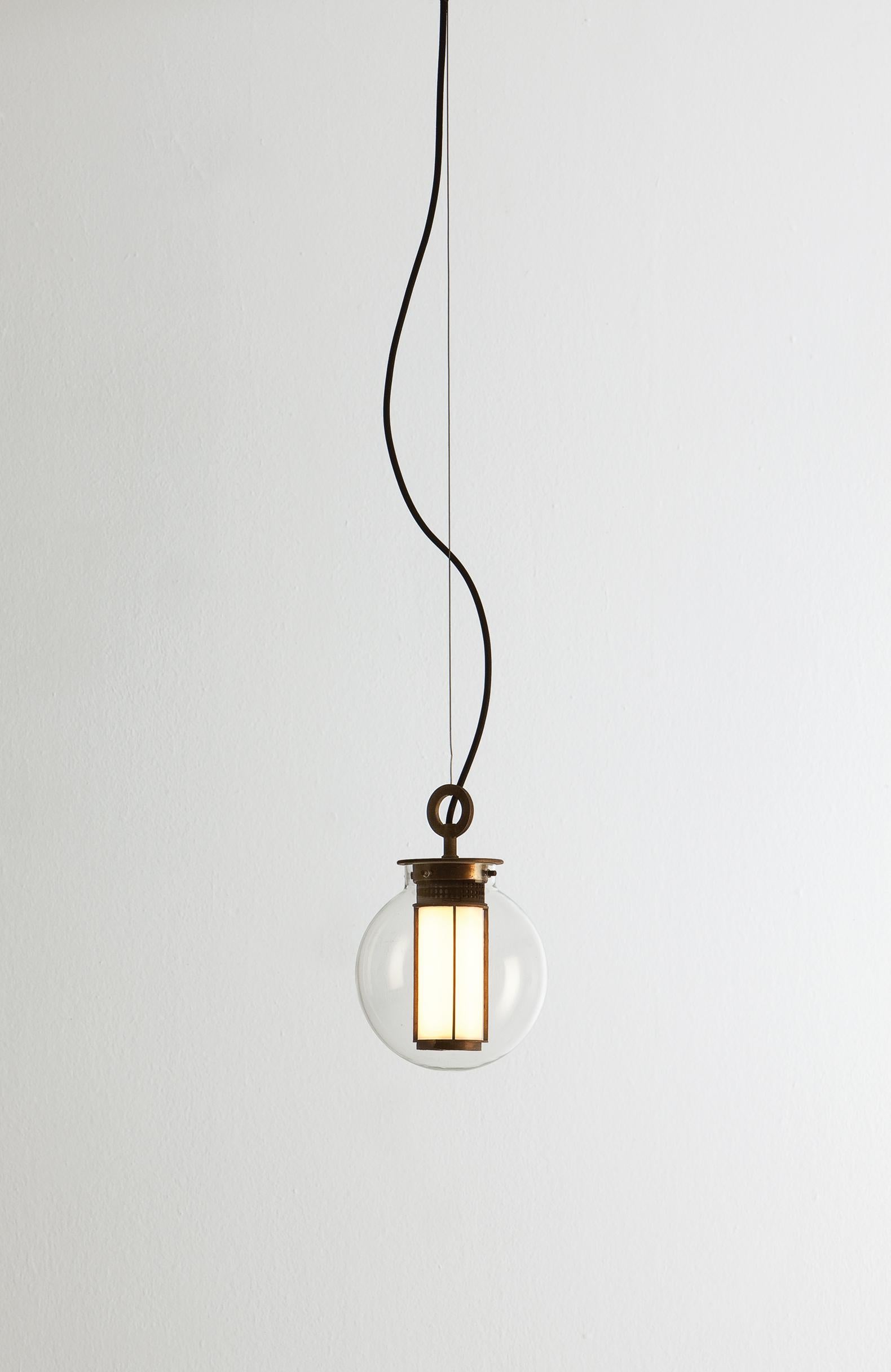 Bai T DI DI Pendelleuchte aus Bronze und transparentem Glas von Parachilna Abmessungen: D 18 x H 26,5 cm. 
MATERIALIEN: Bronze, Transparentes Glas.
Gewicht: 1.8 kg
BAI T DI DI - BRONZE - TRANSPARENTER GLASDIFFUSOR

Über uns: Sie haben ihren Sitz in