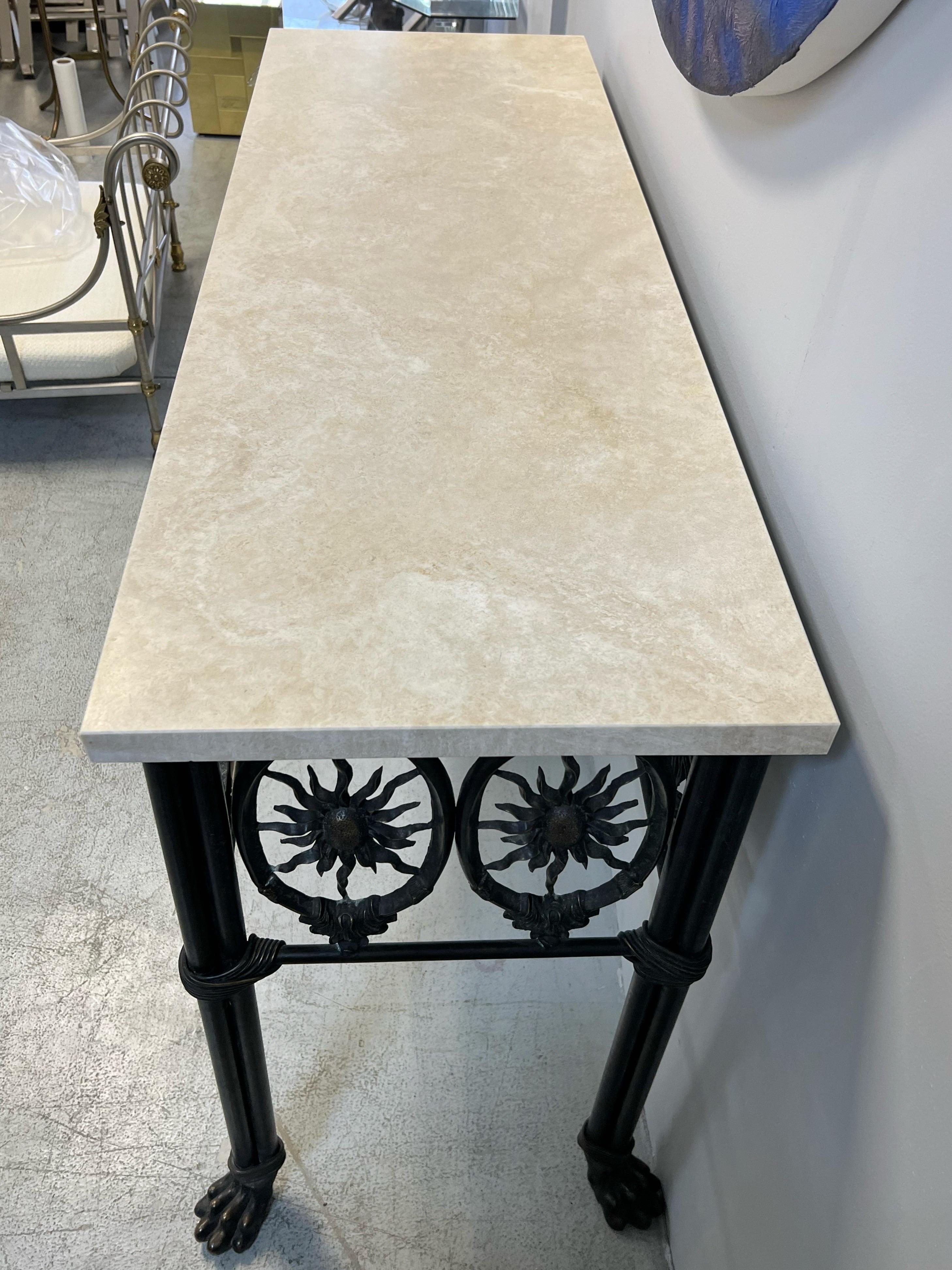 Konsolentisch aus Bronze und Travertin mit Pfotenfüßen und Sonnenmotiv auf der Schürze (amerikanisch) im Angebot
