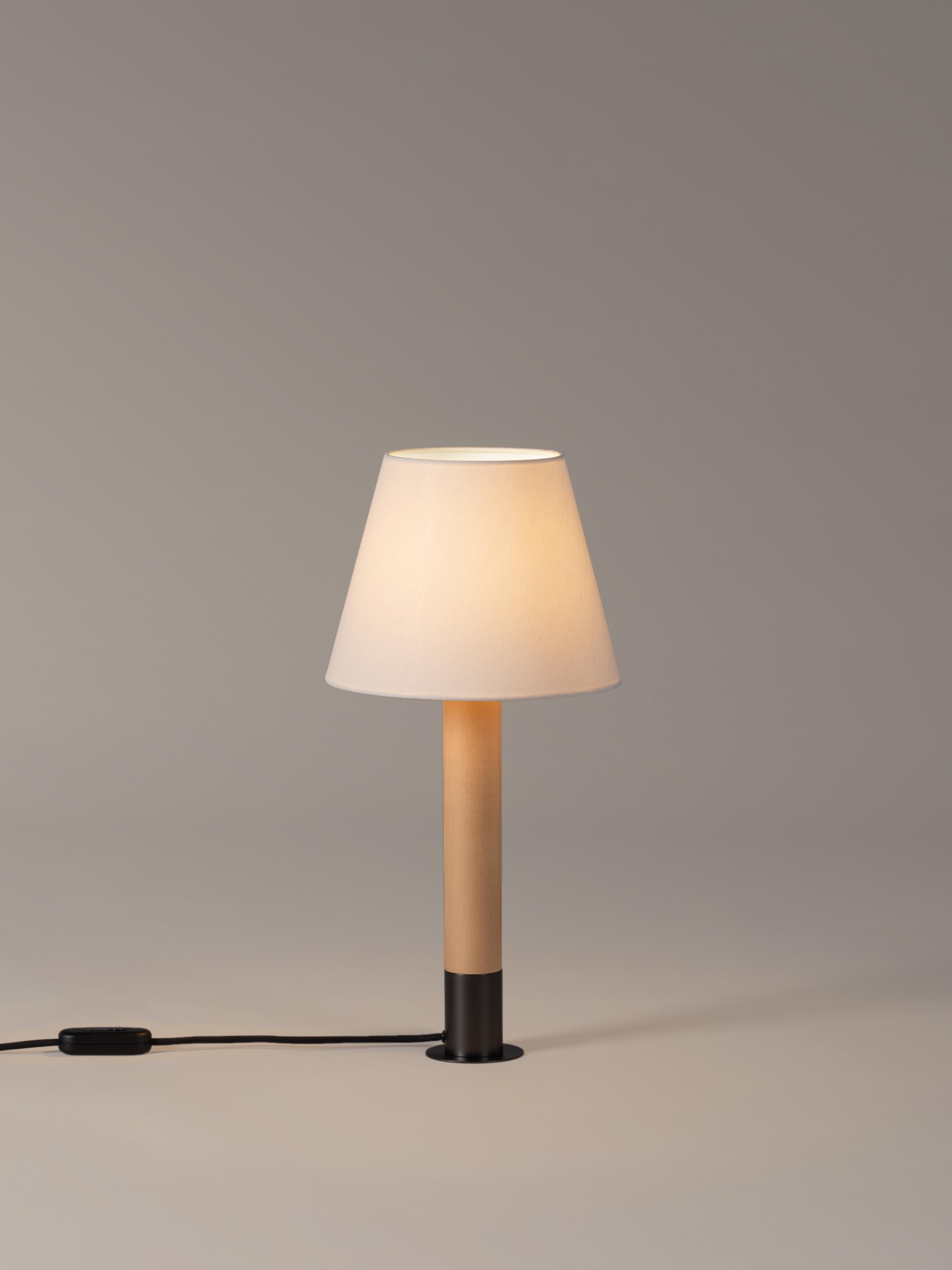 Bronze and white Básica M1 table lamp by Santiago Roqueta, Santa & Cole
Dimensions: D 25 x H 52 cm
Materials: Bronze, birch wood, linen.
Available in other shade colors and with or without the stabilizing disc.
Available in nickel or