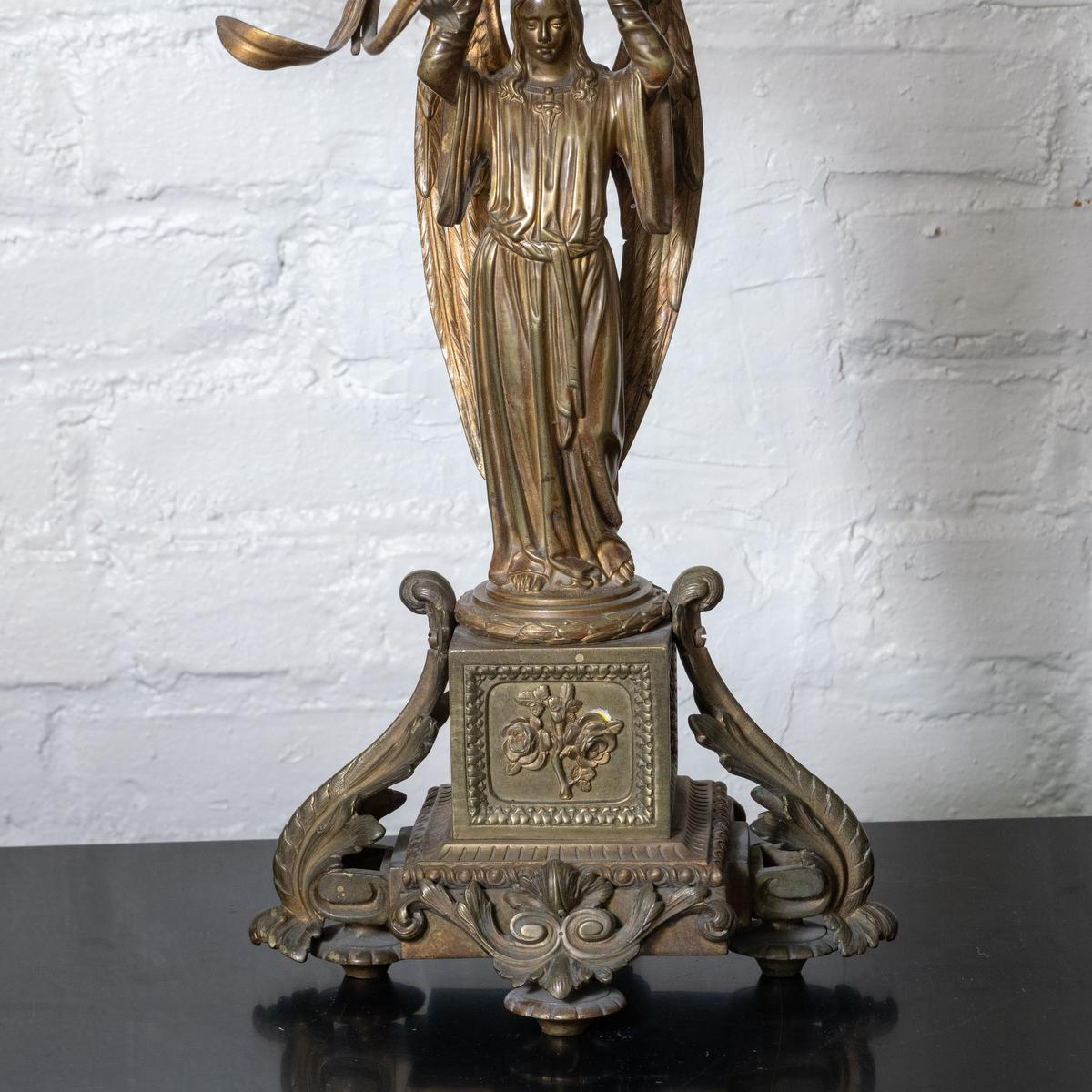 Candelabro in bronzo con angelo e motivi floreali in vendita 4