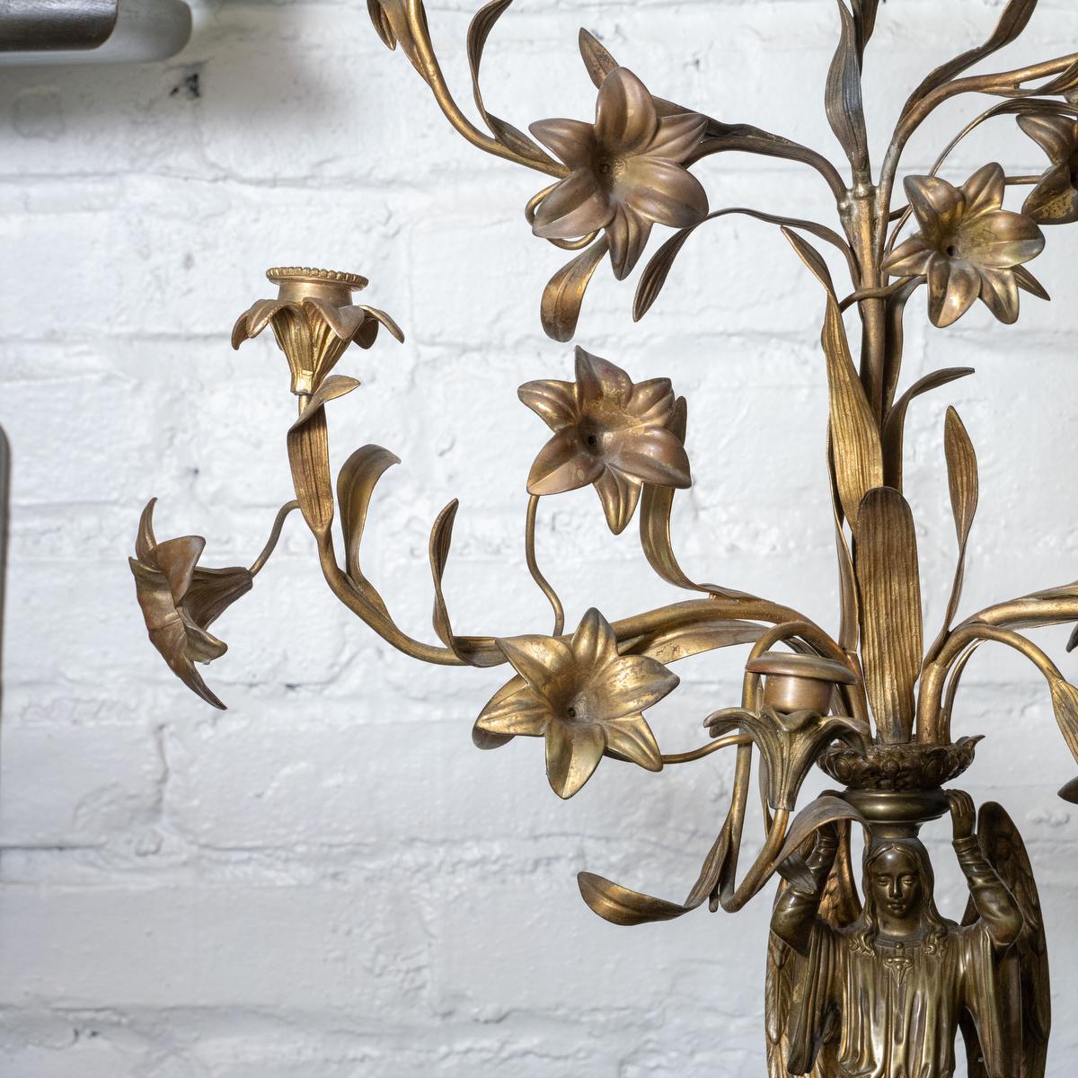 Candelabro in bronzo con angelo e motivi floreali in vendita 5