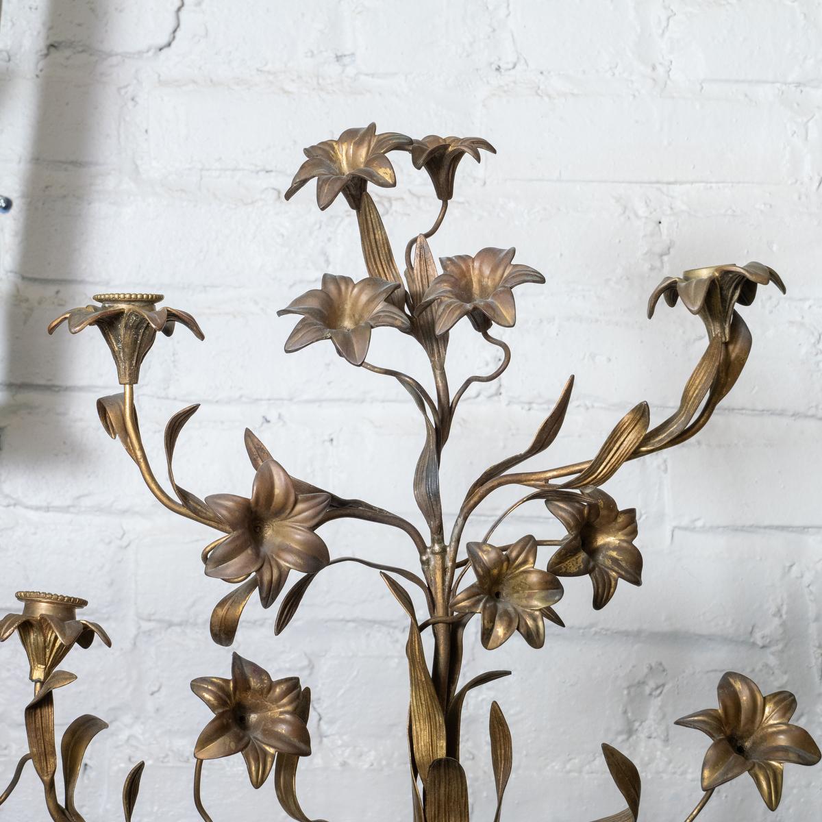 Candelabro in bronzo con angelo e motivi floreali in vendita 6