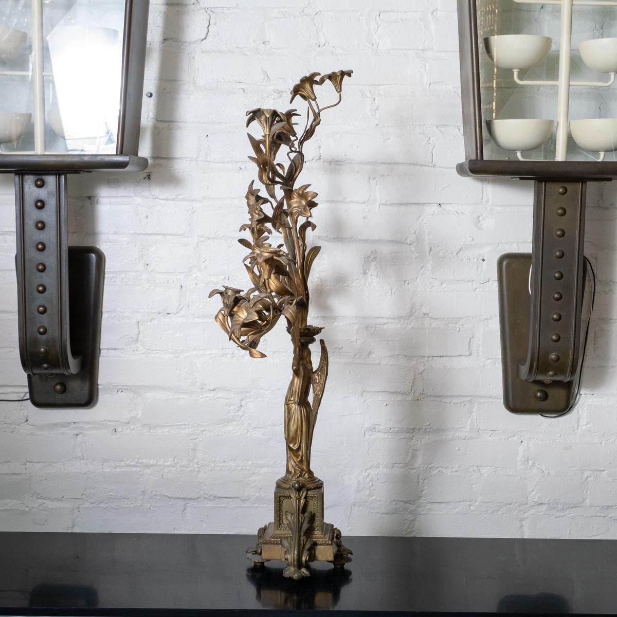 Francese Candelabro in bronzo con angelo e motivi floreali in vendita