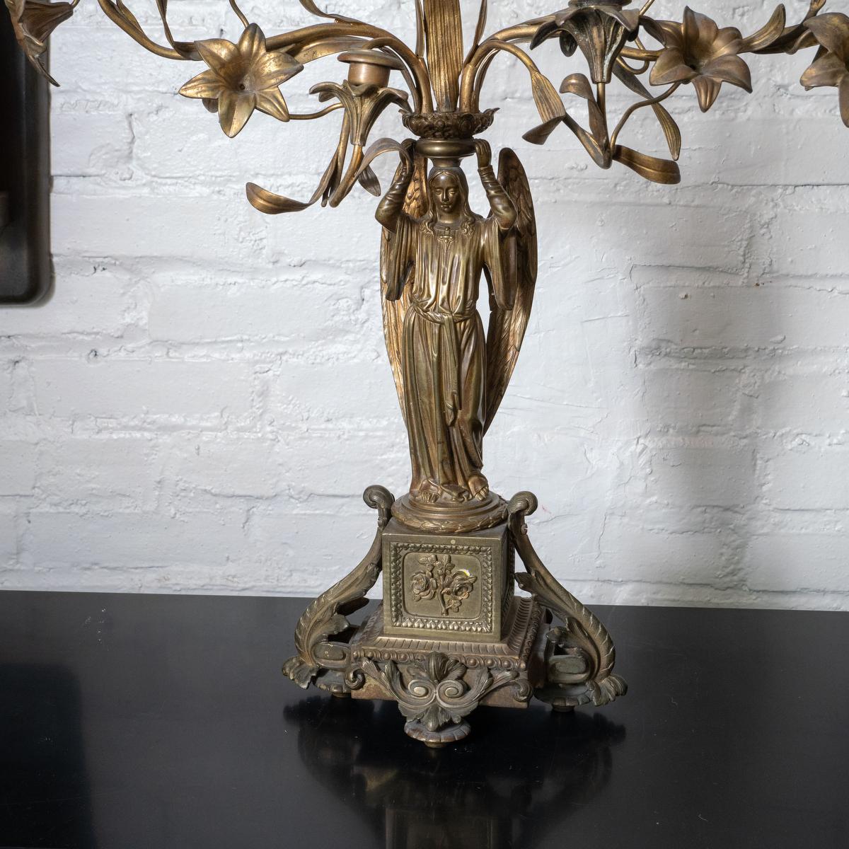 Bronzo Candelabro in bronzo con angelo e motivi floreali in vendita