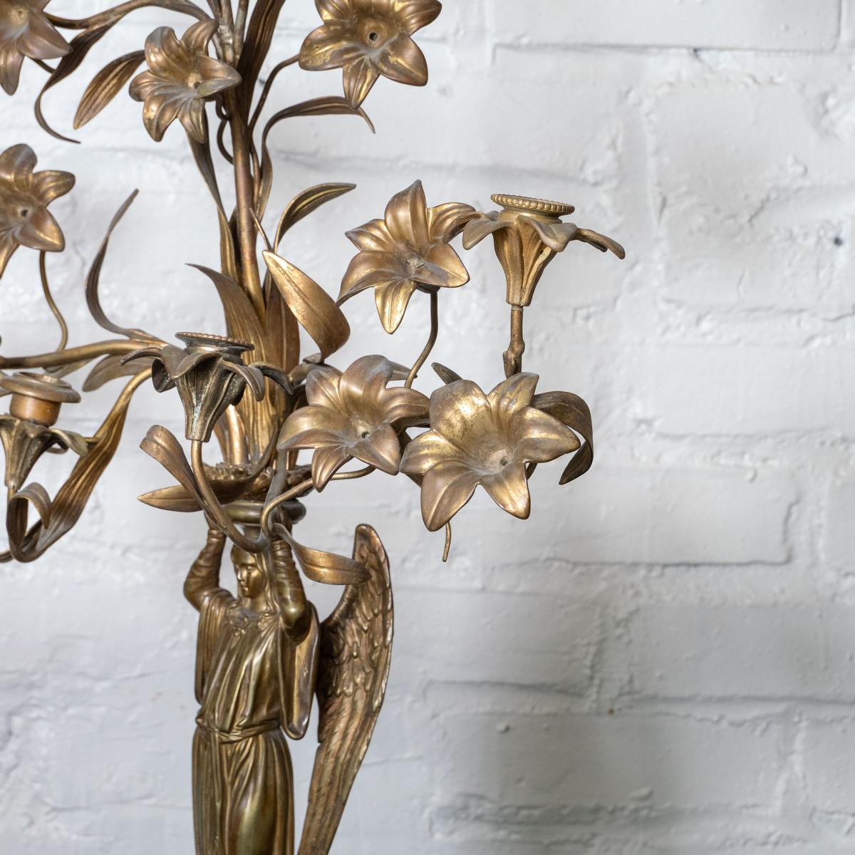Candelabro in bronzo con angelo e motivi floreali in vendita 2
