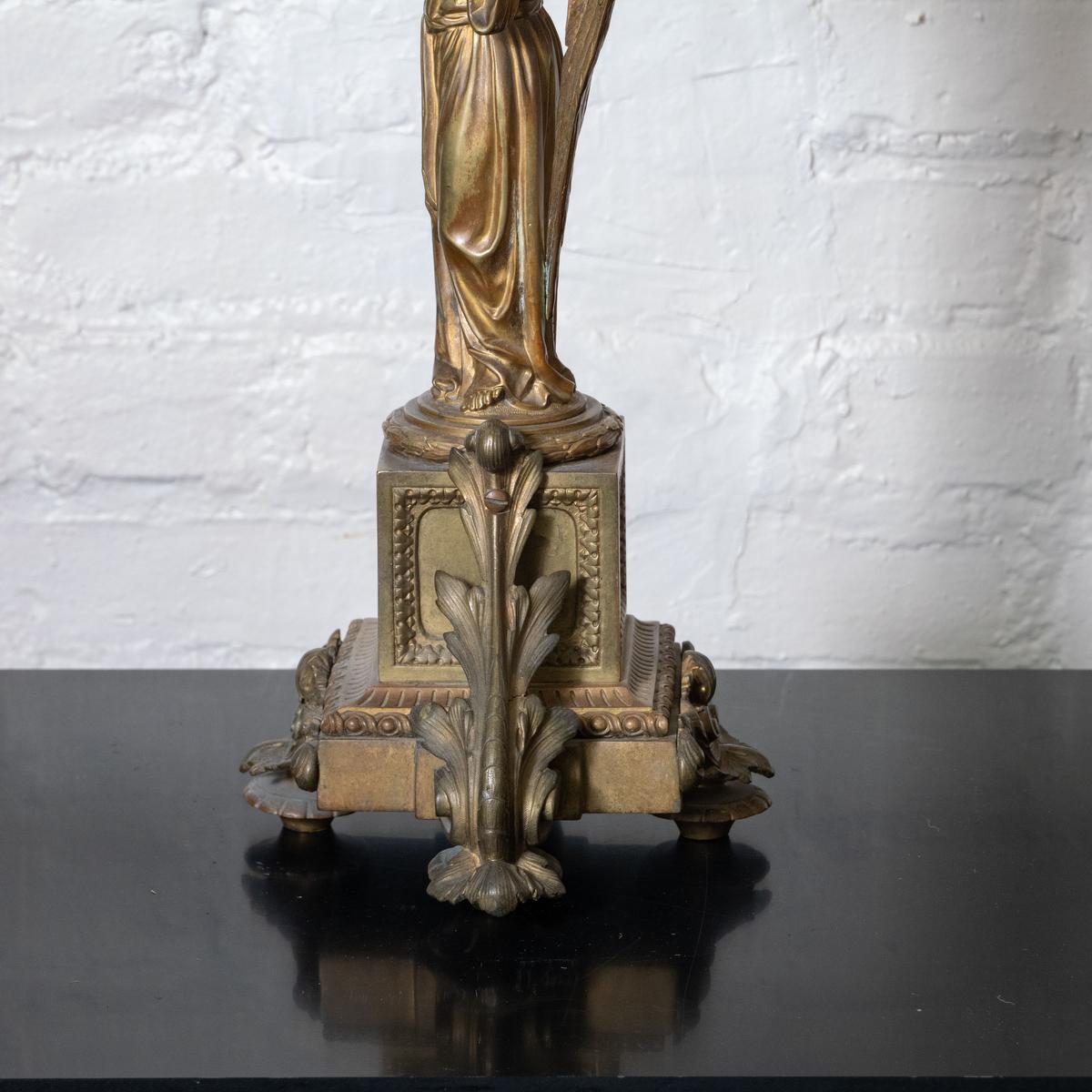 Candelabro in bronzo con angelo e motivi floreali in vendita 3