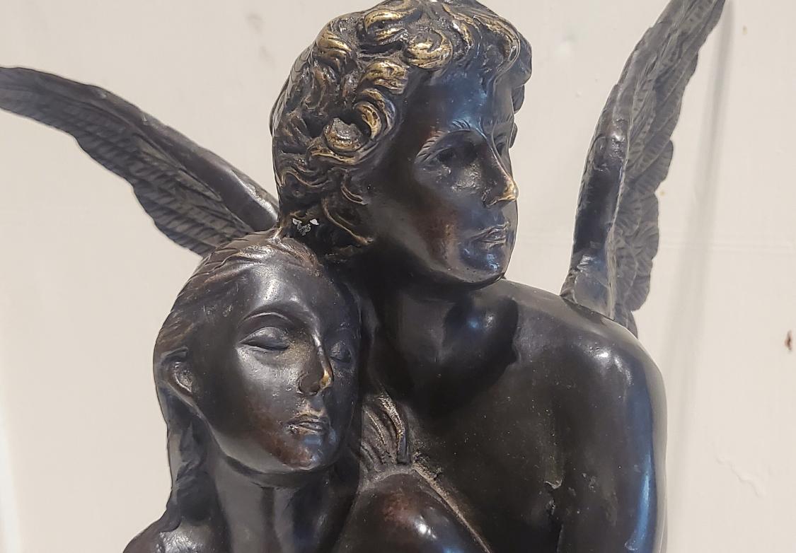 Sculpture en bronze représentant des anges.
