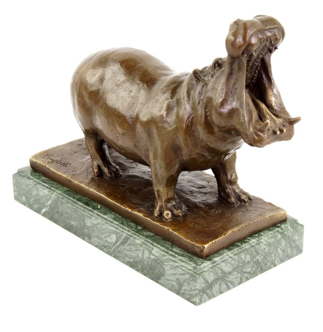Questa statua di ippopotamo cattura un momento di forza serena e di movimento naturale, incarnando la calma maestosità del mondo animale. Questa scultura in bronzo combina precisione anatomica e vitalità espressiva.

Contattaci prima di ordinare per