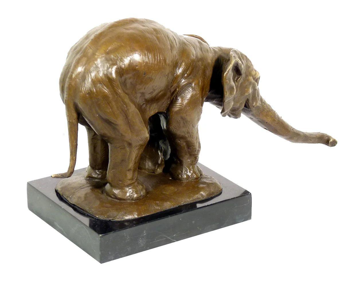 La scultura in bronzo Elephant Begging nello stile di Rembrandt Bugatti è un notevole esempio di arte animale dell'inizio del XX secolo. L'animale ha una posa giocosa e cattura sia il movimento che l'emozione con straordinario realismo.

La scultura