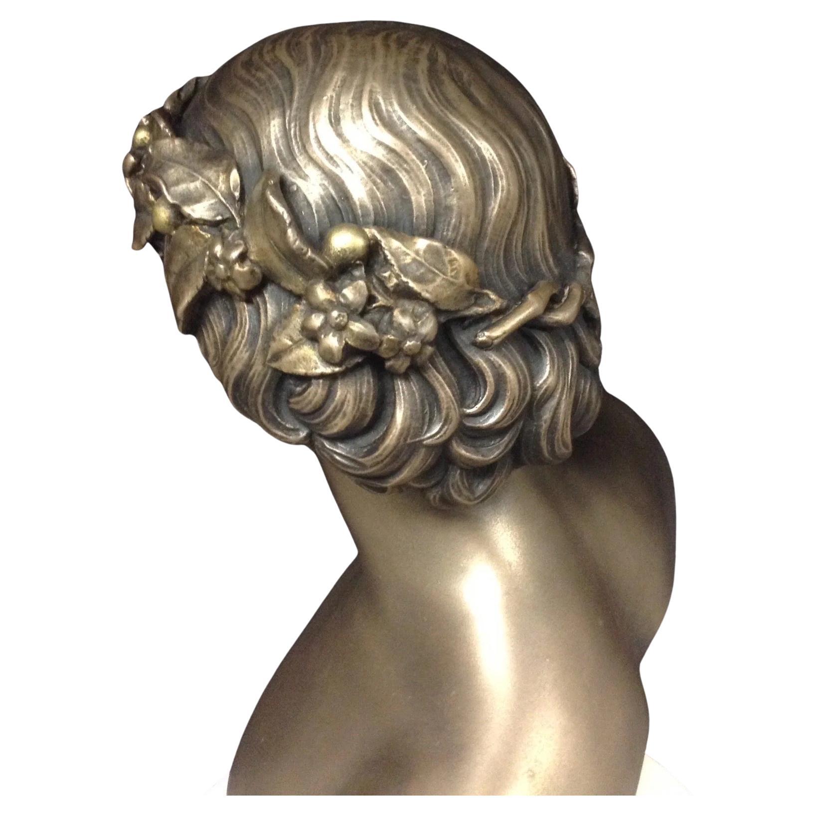 Questa squisita scultura in bronzo del XX secolo di Eleg, l'amato compagno dell'imperatore Adriano, cattura la bellezza e l'eleganza senza tempo dell'antichità classica. Ornato da una corona di Bacco dorata e usurata, che simboleggia il vino e la