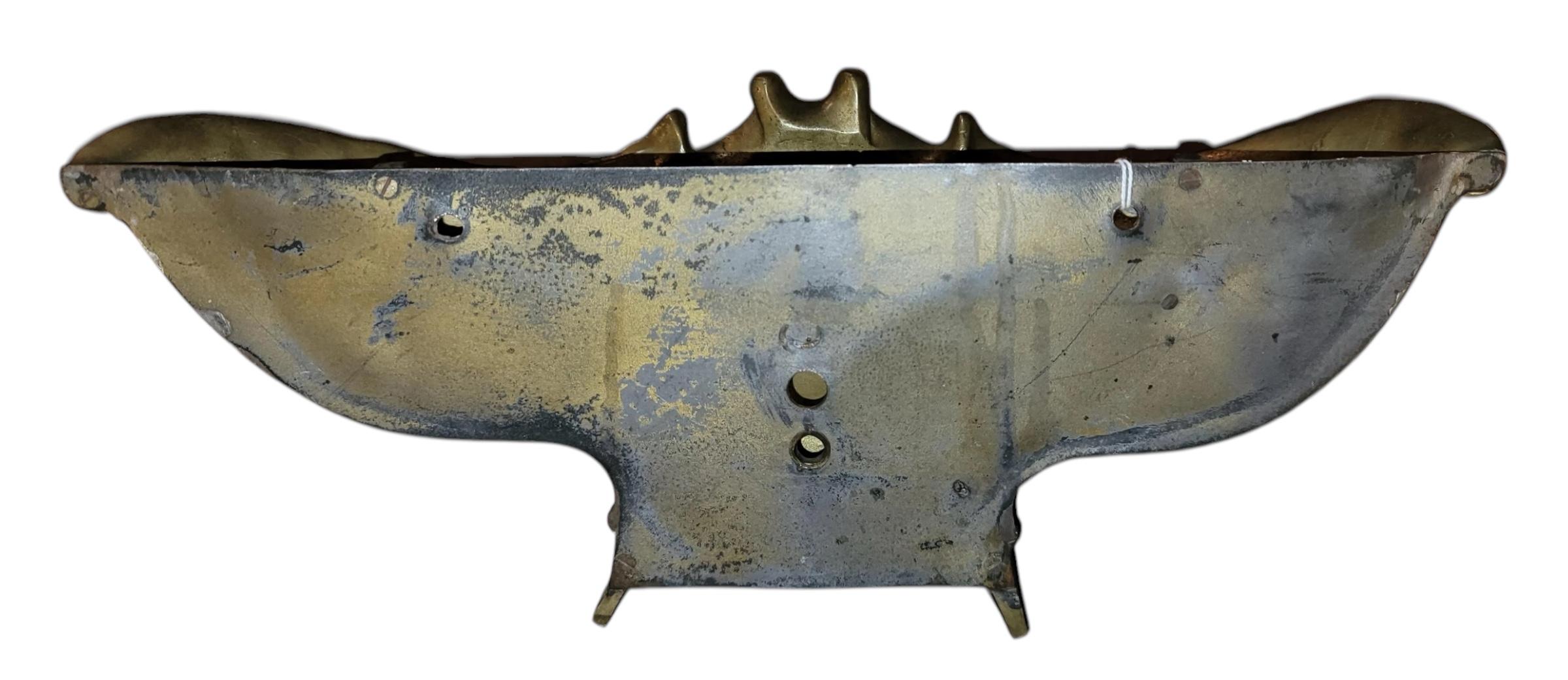 Jardinière murale en bronze français. Cette jardinière est solide et a un bon poids. Facile à suspendre et à transformer en jardinière murale. Peut être utilisé à l'intérieur ou à l'extérieur, avec précaution car il y a un trou en dessous pour le