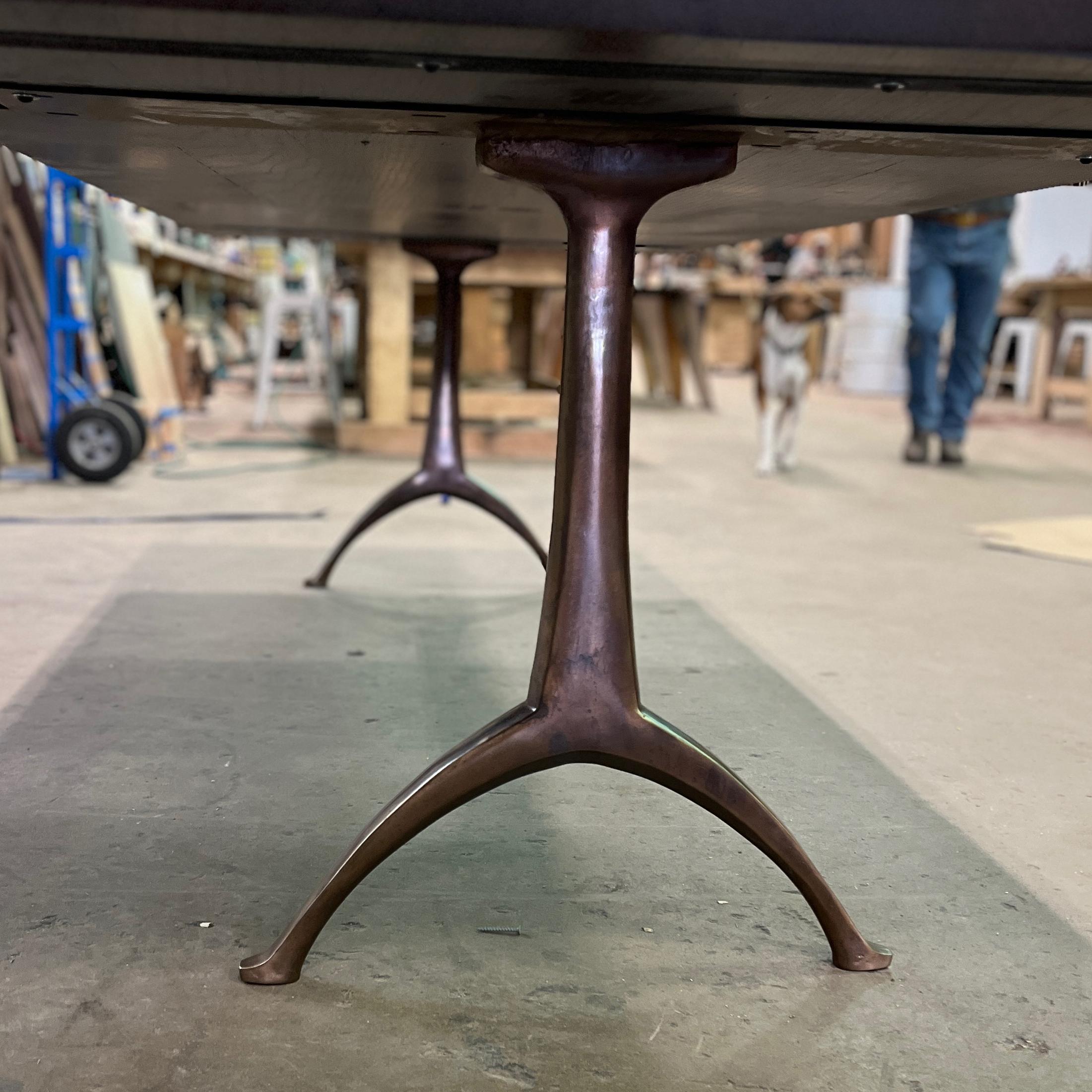 Base à chevrons en bronze patiné d'antiquités (BASE EN exclusivité PAIR) Legacy par Alabama Sawyer Neuf - En vente à Birmingham, AL