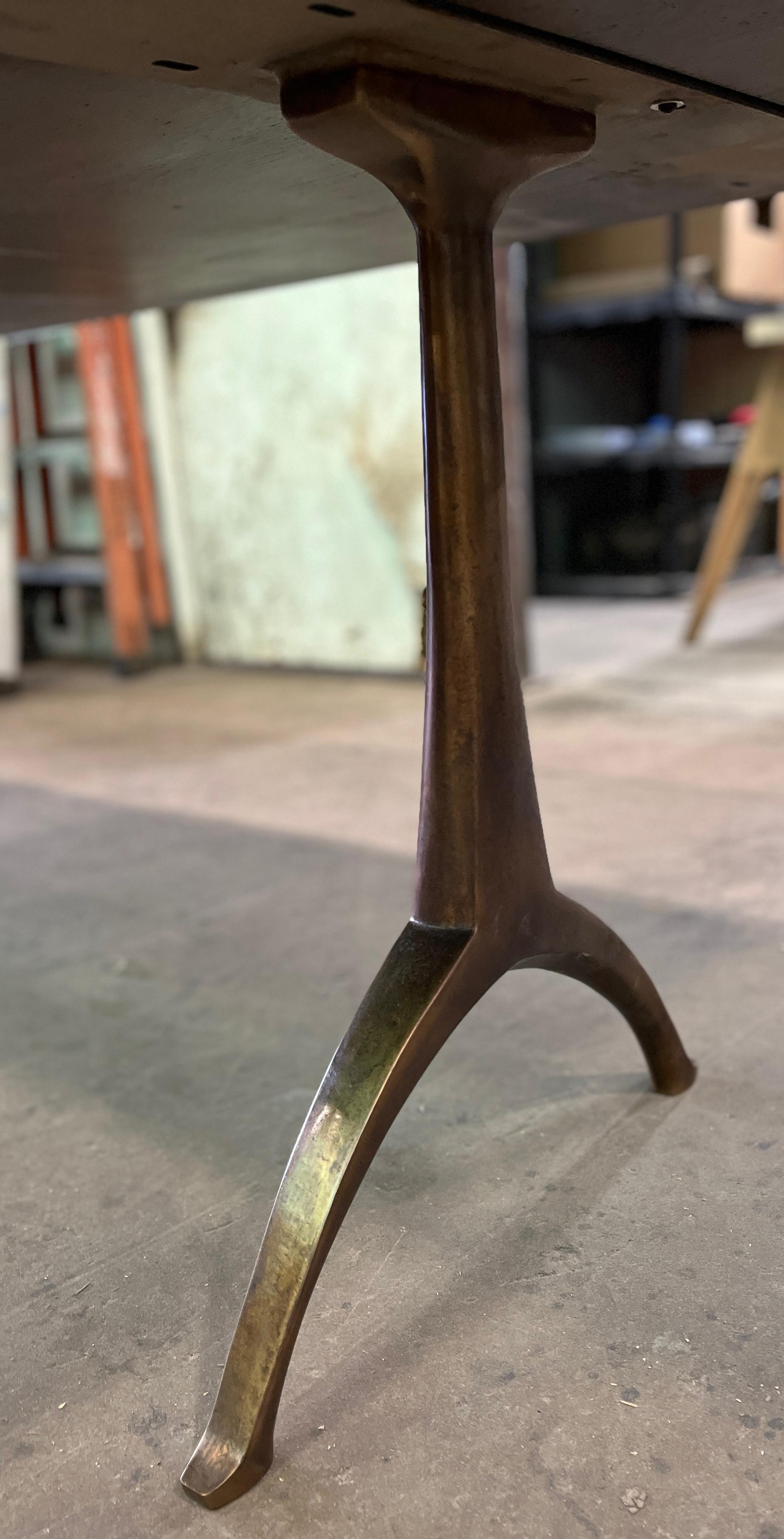 XXIe siècle et contemporain Base à chevrons en bronze patiné d'antiquités (BASE EN exclusivité PAIR) Legacy par Alabama Sawyer en vente