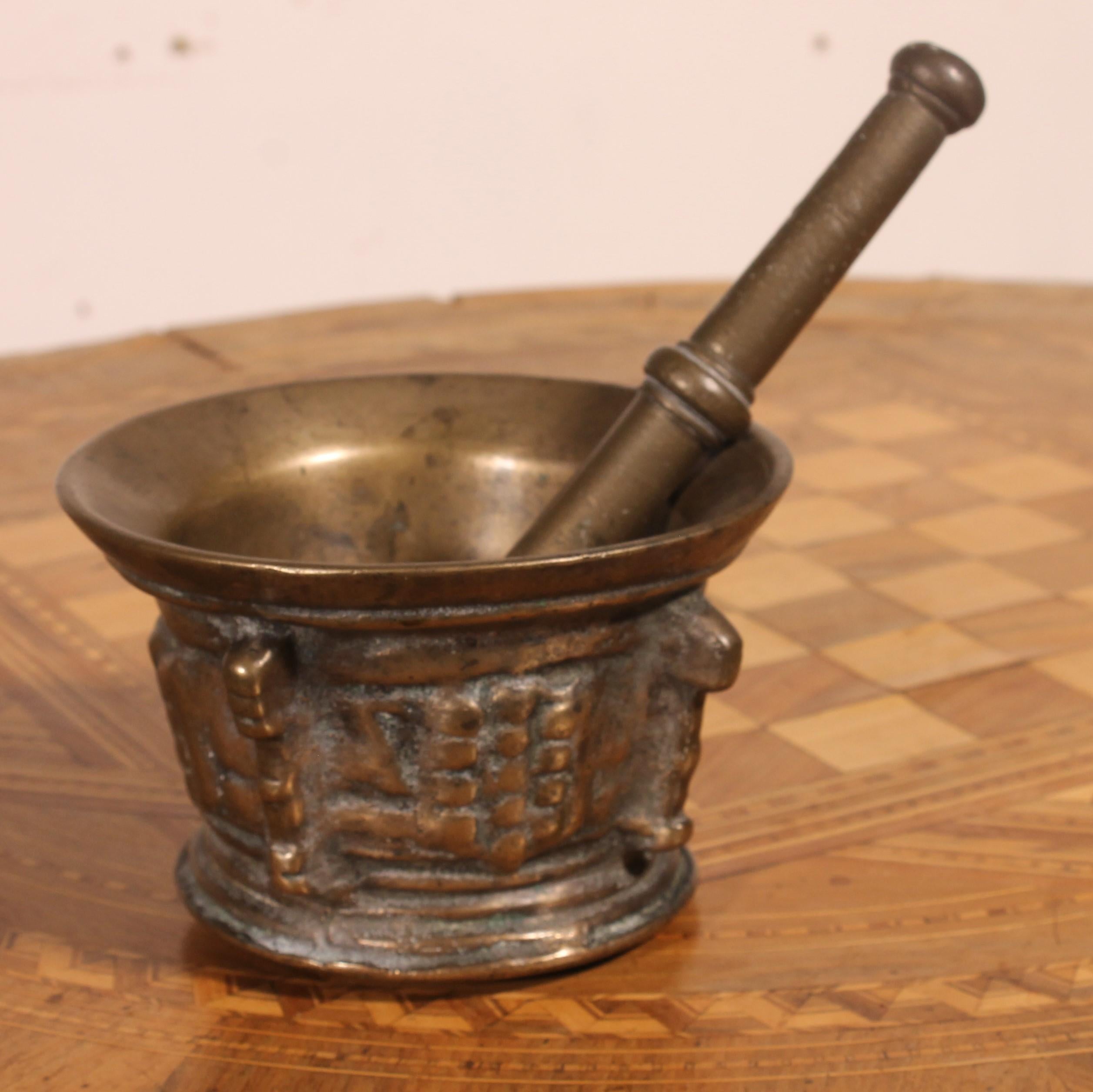 Bronze Apothecary mortar with its pestle -17° century.
 