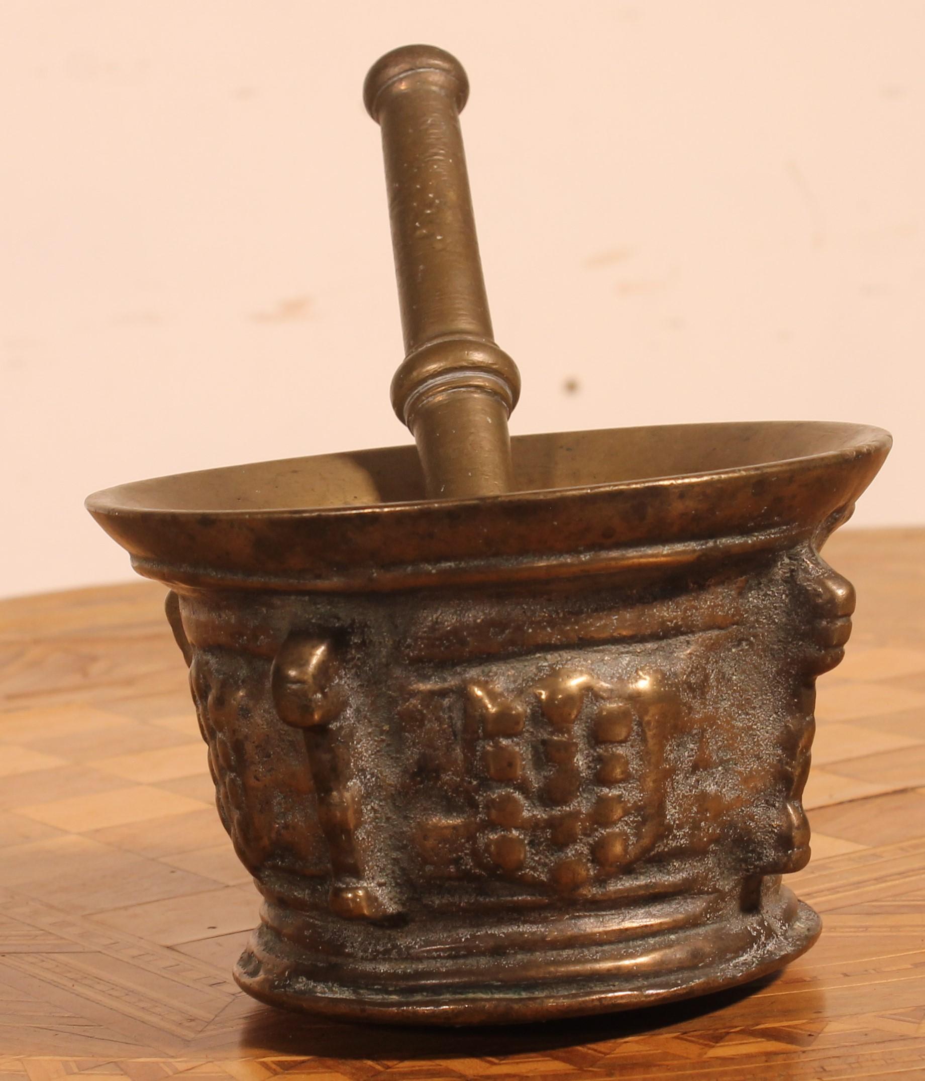 Bronze Apothecary Mortar with Its Pestle, 17th Century In Good Condition In Brussels, Brussels