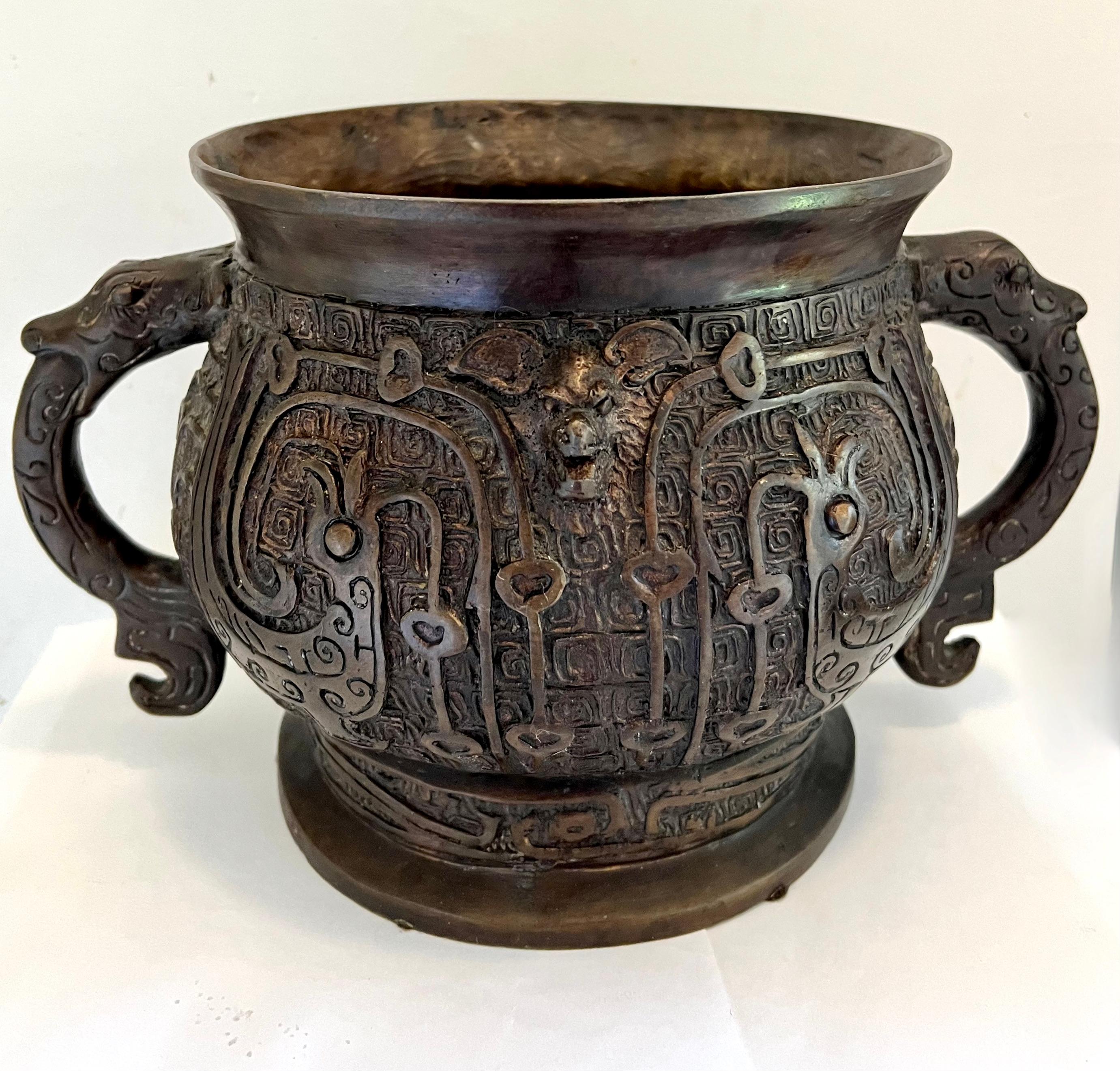 Chinesisches Bronze- Archaik-Ritualgefäß mit Henkeln aus Bronze im Angebot 1