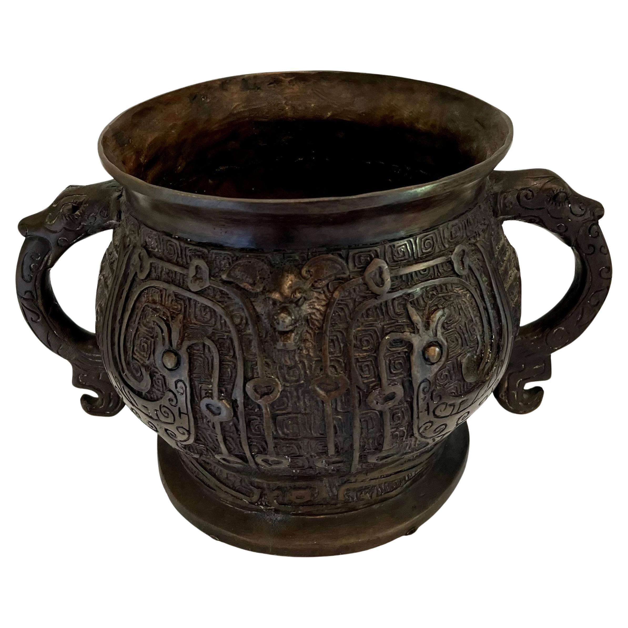Vaso rituale cinese arcaico in bronzo patinato con maniglie