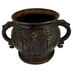 Vase rituel chinois en bronze arqué avec poignées