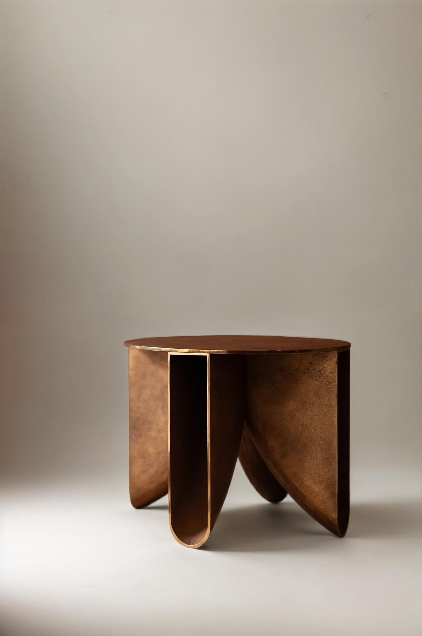 Table d'appoint ou tabouret en métal coulé dans le sable, aux bords polis. La table d'appoint, qui peut également être utilisée comme tabouret, est composée de quatre éléments structurels coulés dans le sable, qui sont tous produits à l'aide du même