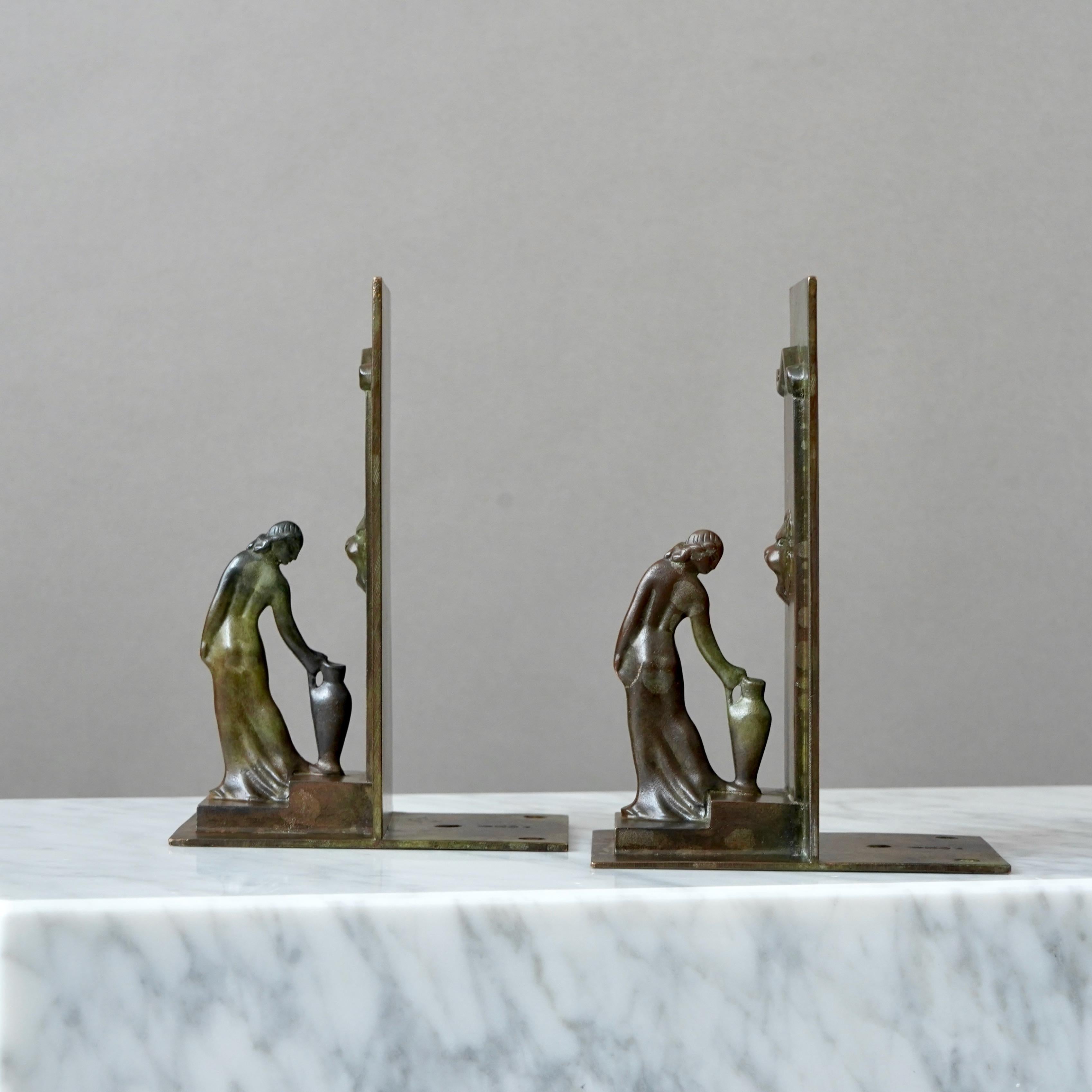 Ein Paar der seltenen Bronze Art Deco / Schwedische Grace Buchstützen mit erstaunlichen Patina. 
Hergestellt von GAB Guldsmedsaktiebolaget, Schweden, 1930er Jahre.  

Toller Zustand, nur ein paar leichte Kratzer.
Gestempelt 'BRONS' und