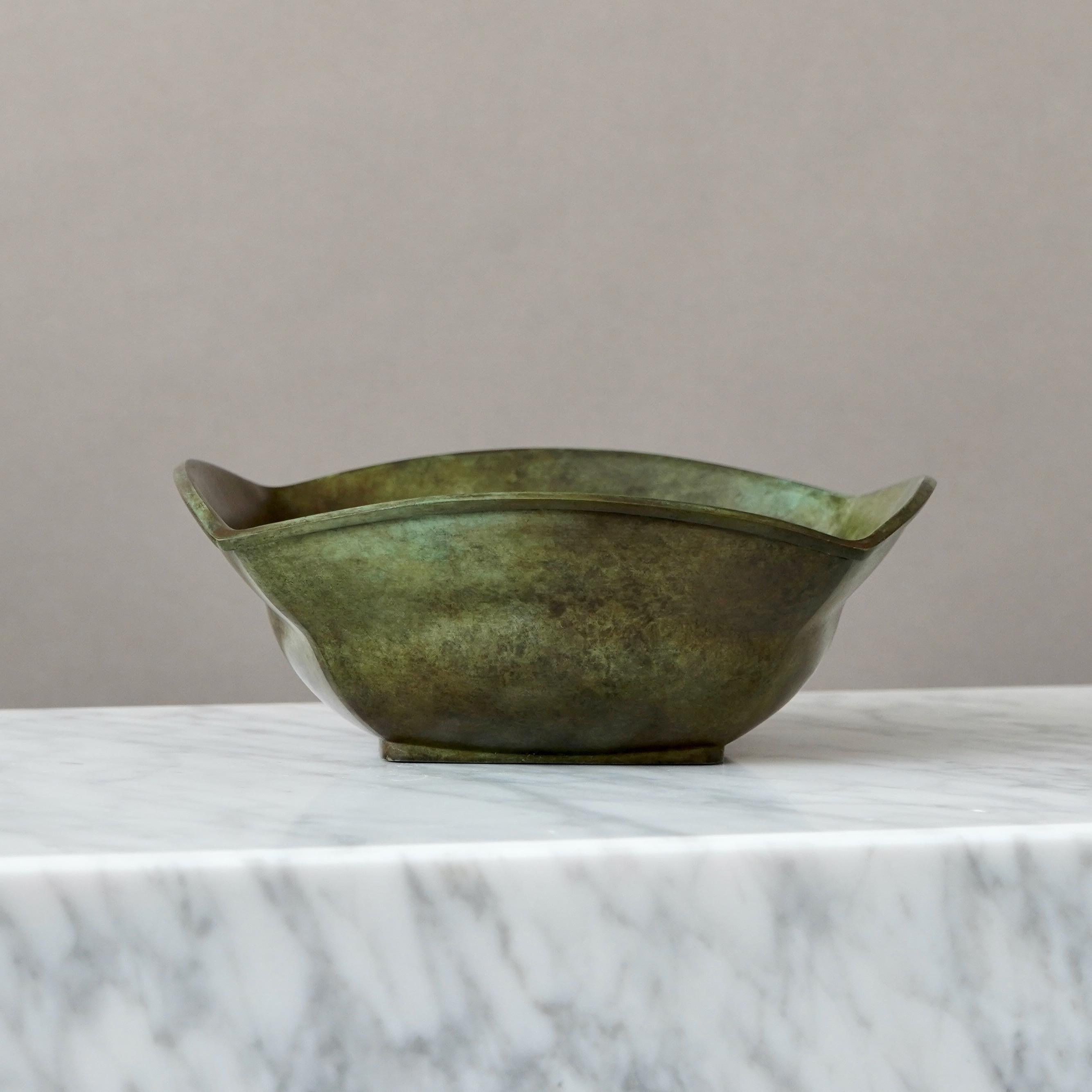 Una bellissima ciotola in bronzo Art Deco con un'incredibile patina. 
Realizzata da GAB Guldsmedsaktiebolaget, Svezia, anni '30.  

Ottime condizioni, solo qualche leggero graffio.
Timbro 